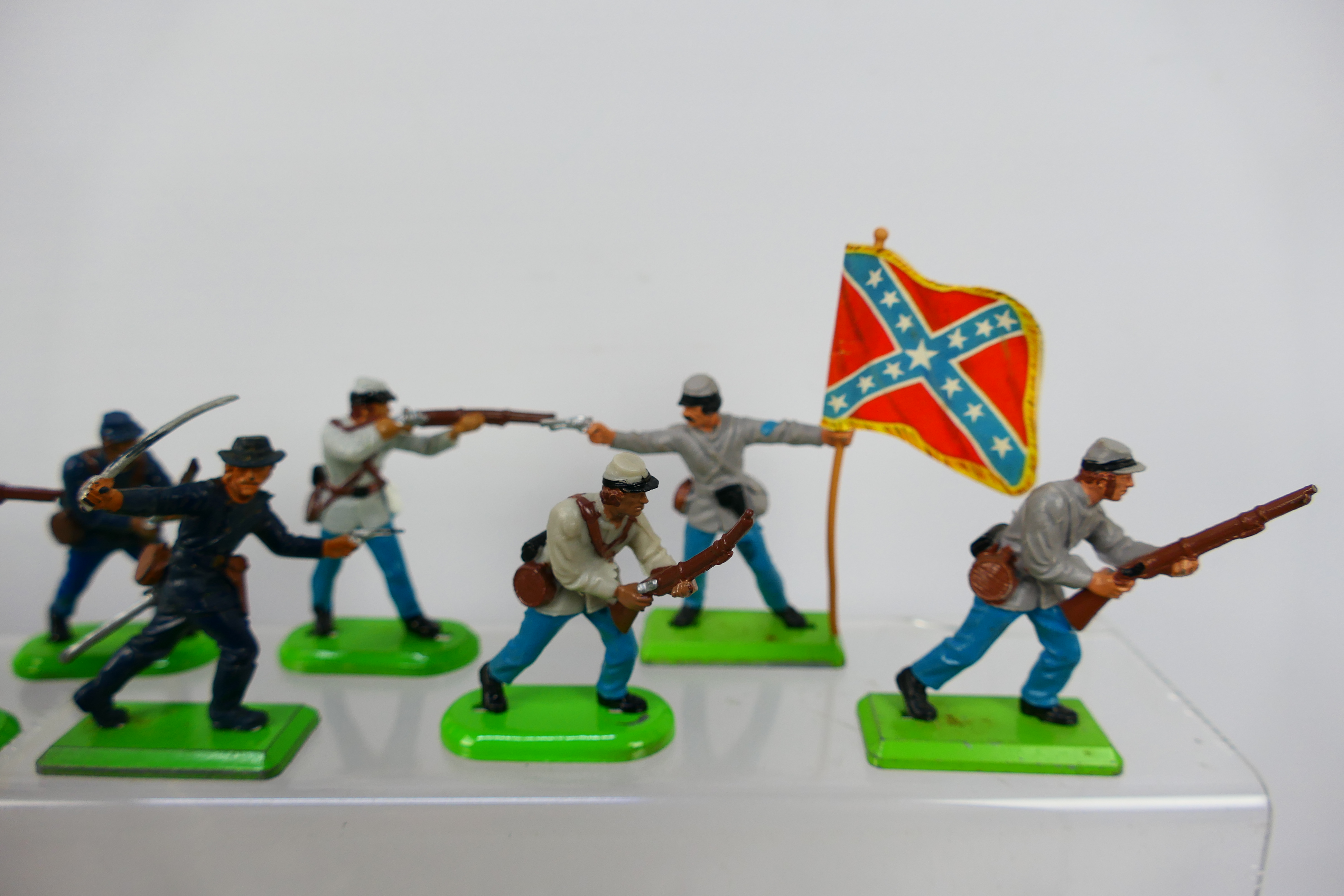 Britains Deetail - A collection of 38 unboxed Britains Deetail American Civil War series figures. - Image 3 of 10