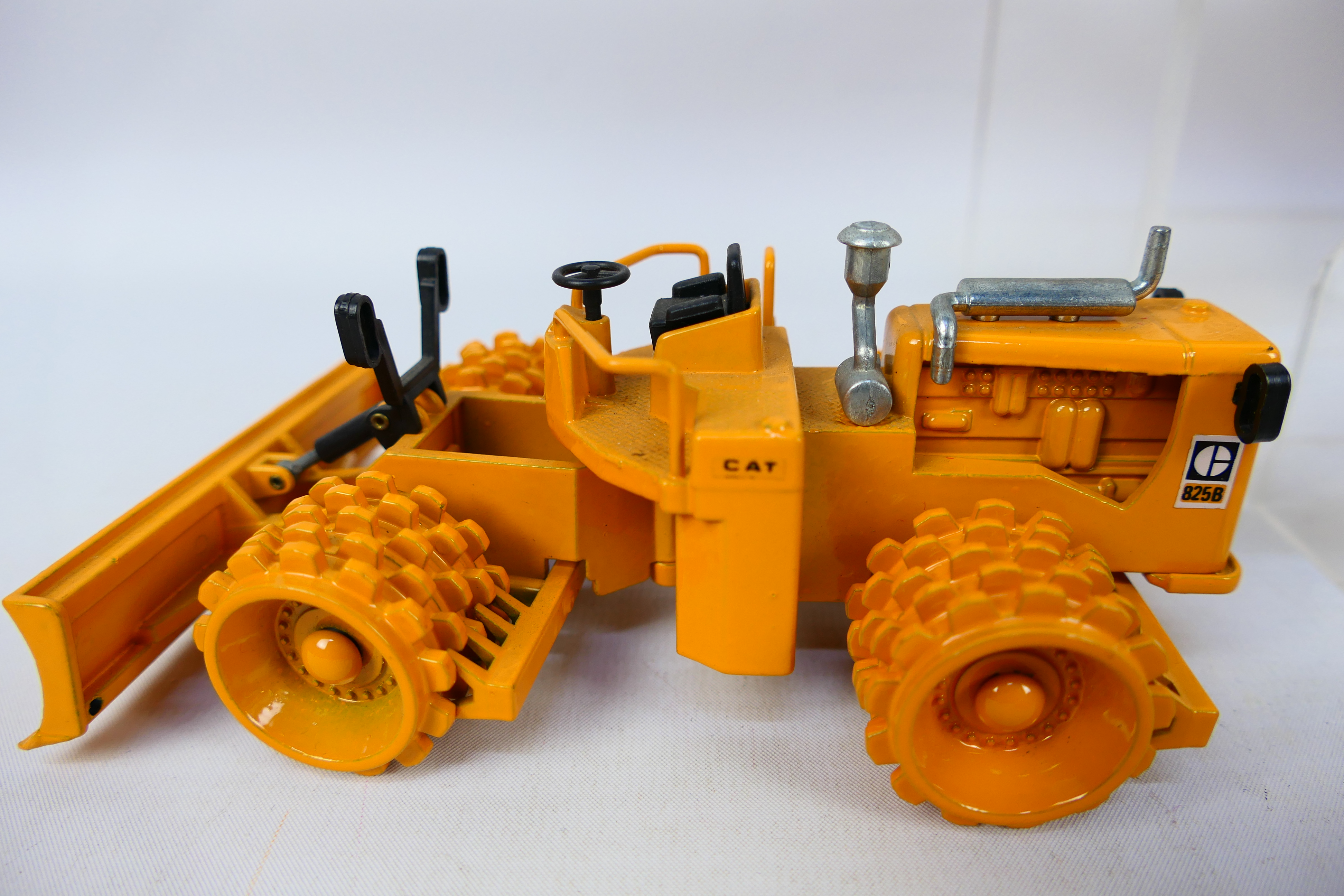 Joal - A group of unboxed CAT construction vehicles in 1:50 scale including a 225 excavator, - Image 7 of 9