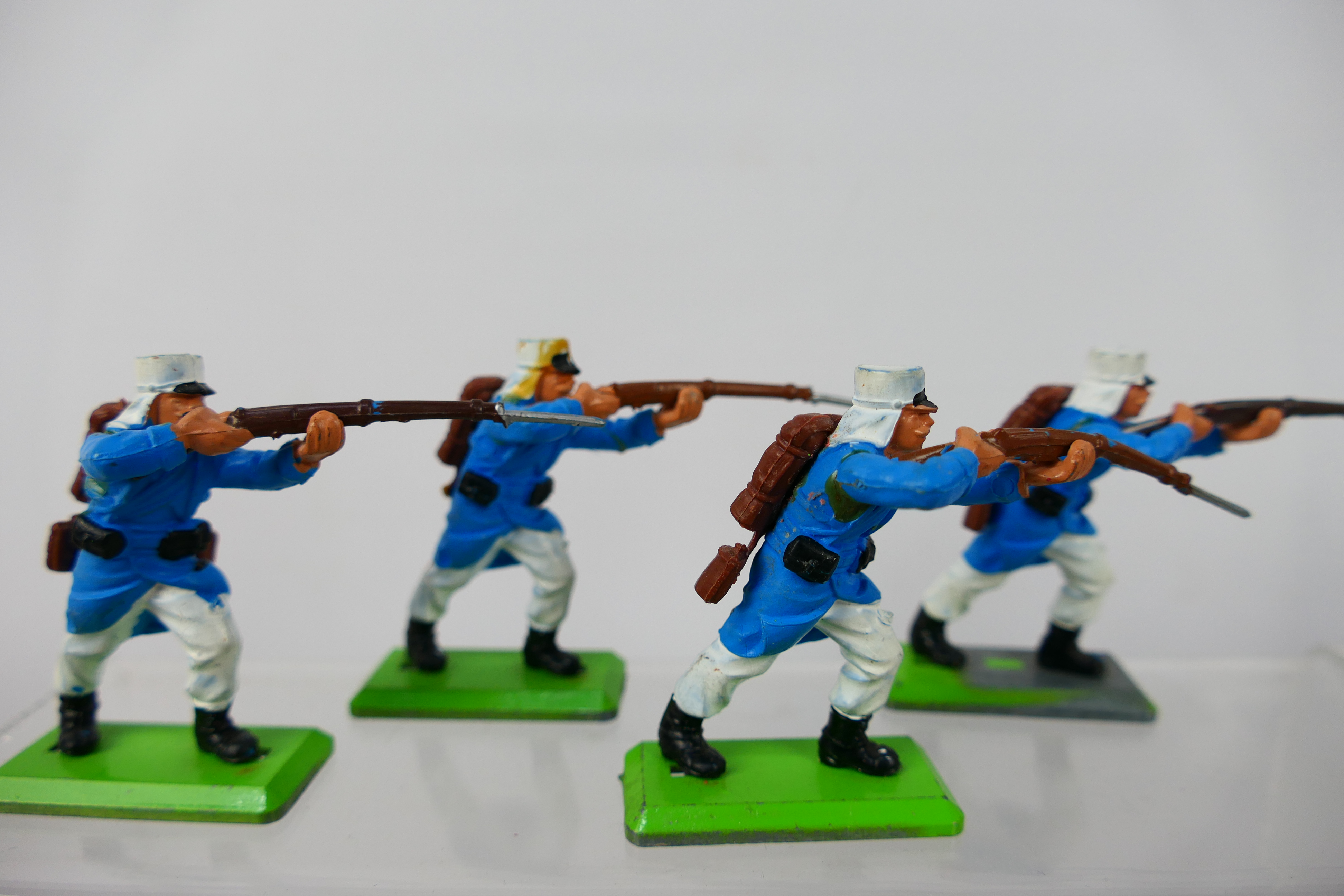 Britains Deetail - A collection of 24 unboxed Britains Deetail French Foreign Legion and Arab - Image 5 of 11