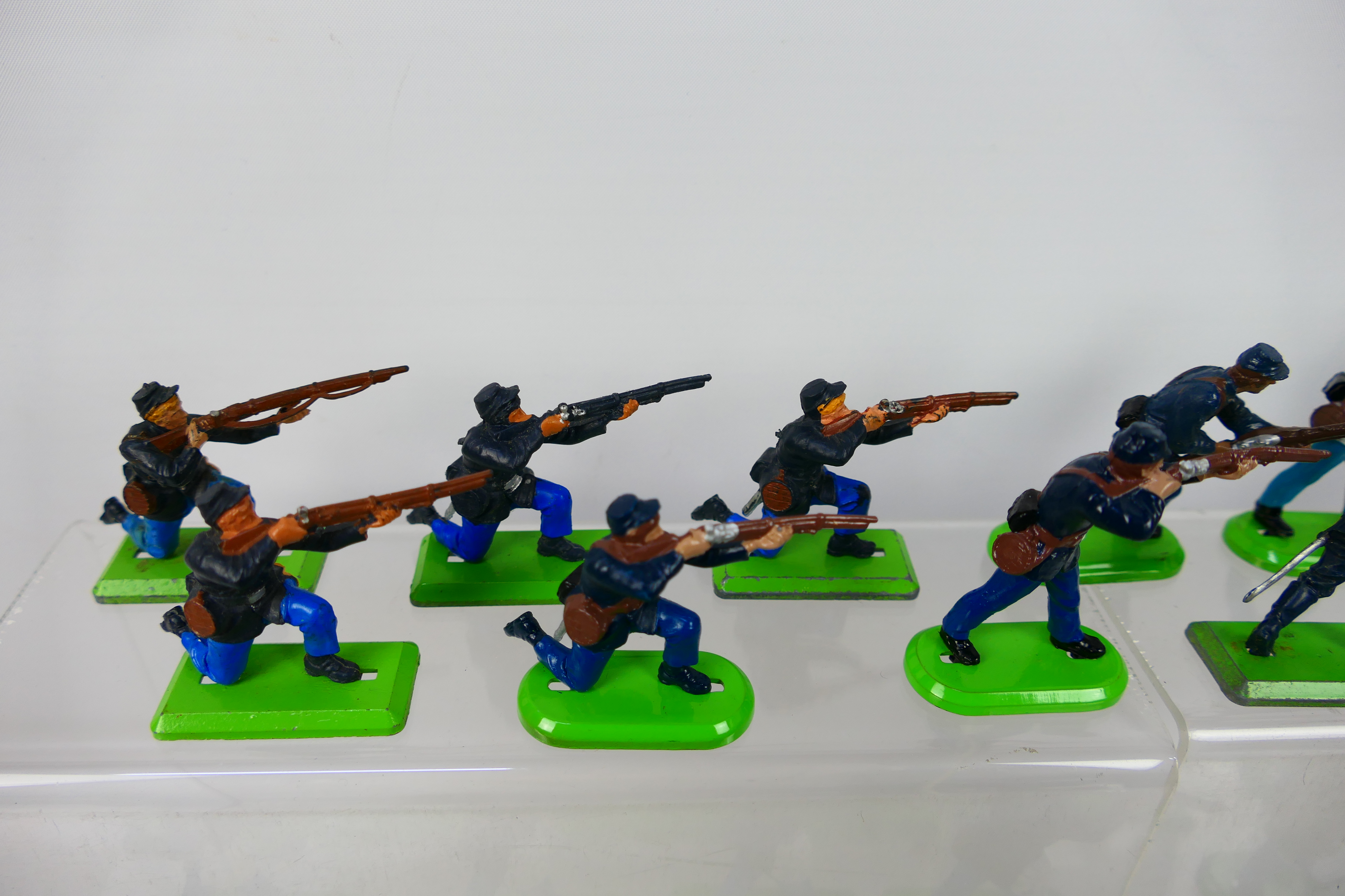 Britains Deetail - A collection of 38 unboxed Britains Deetail American Civil War series figures. - Image 2 of 10
