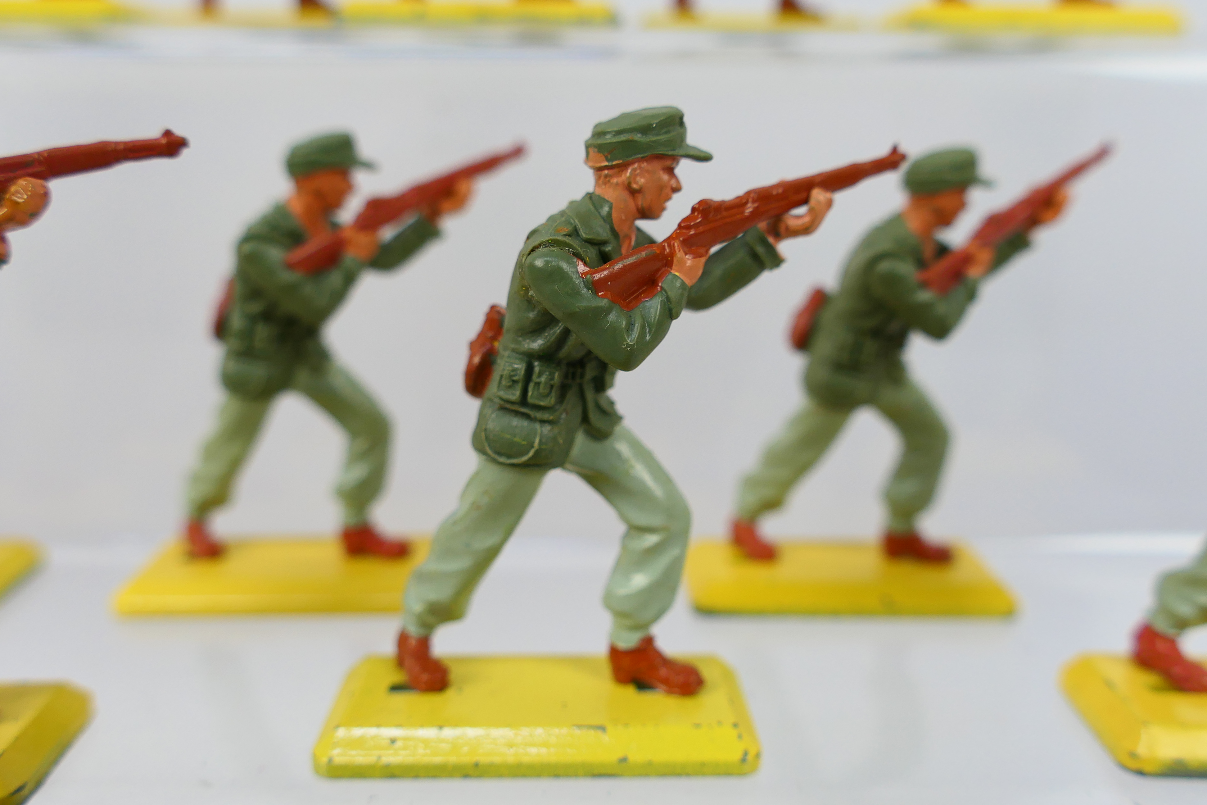 Britains Deetail - A collection of 21 unboxed Britains Deetail 'British 8th Army & Afrika Korps' - Image 8 of 9