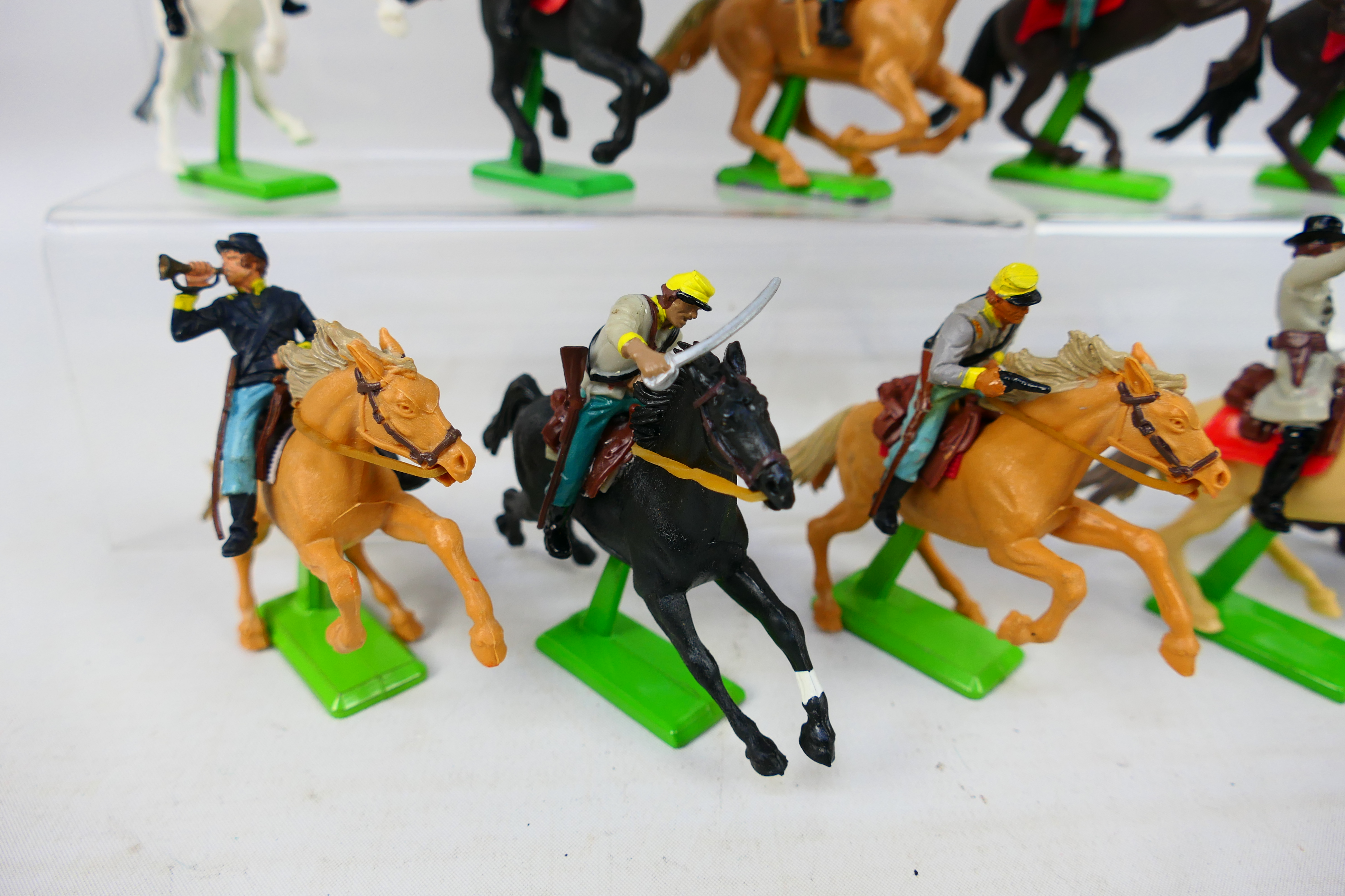 Britains Deetail - A collection of 38 unboxed Britains Deetail American Civil War series figures. - Image 8 of 10