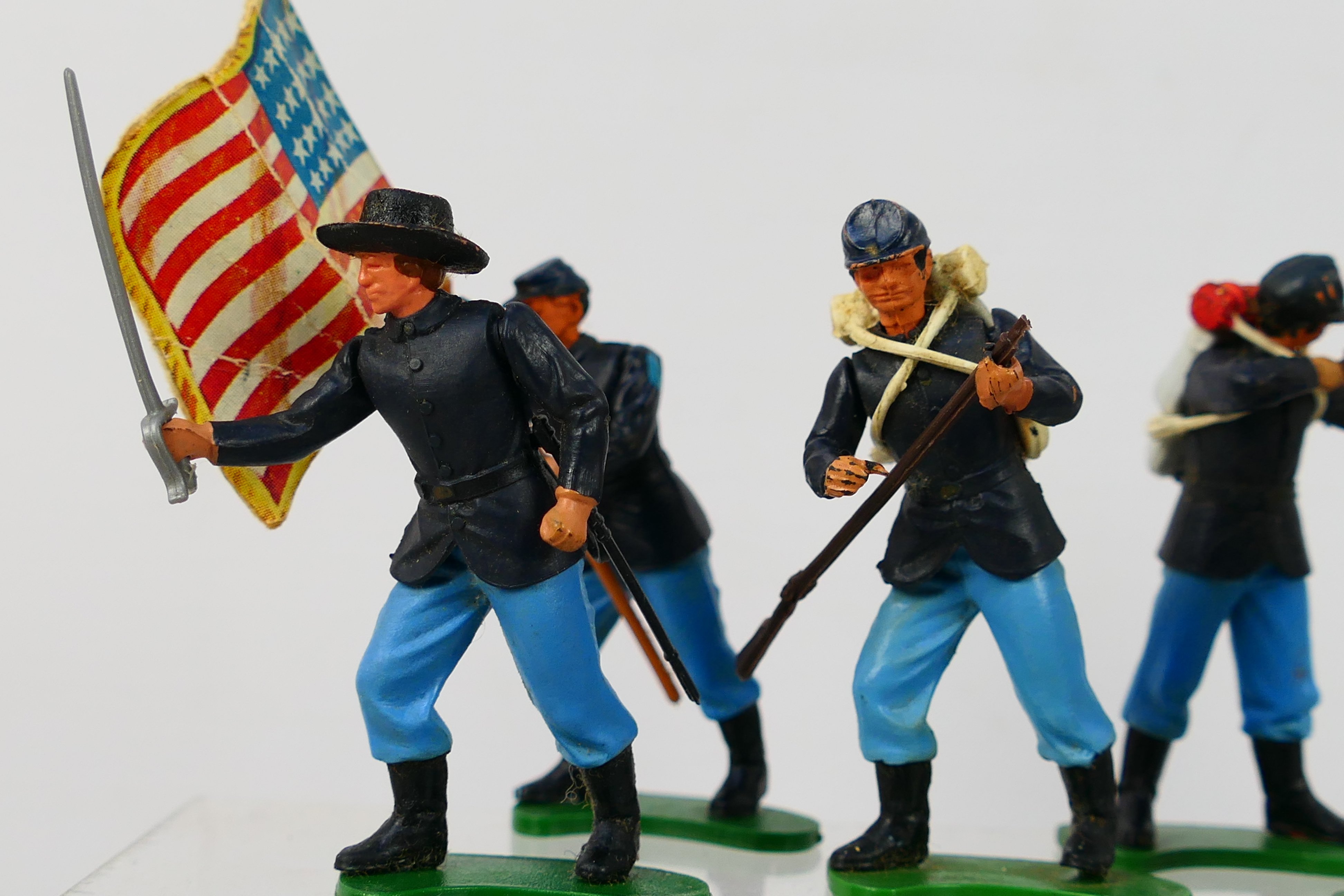 Britains - A collection of 36 unboxed Britains 'Eyes Right' American Civil War series figures. - Image 13 of 13