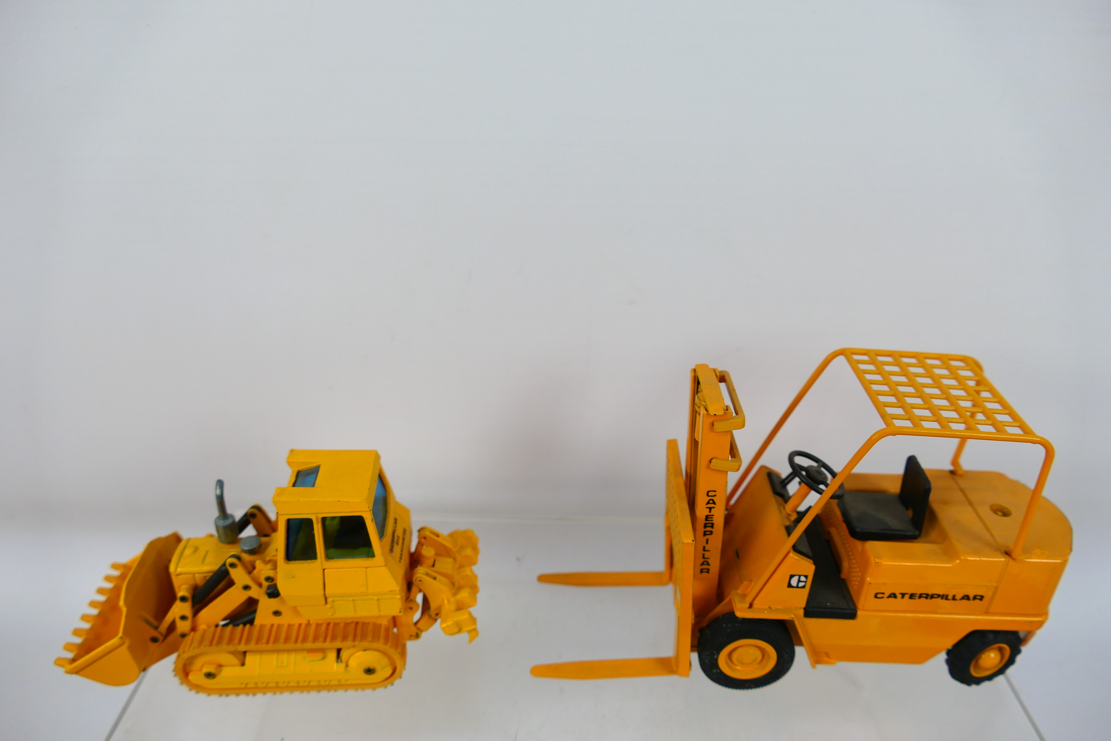 Joal - A group of unboxed CAT construction vehicles in 1:50 scale including a 225 excavator, - Image 2 of 9
