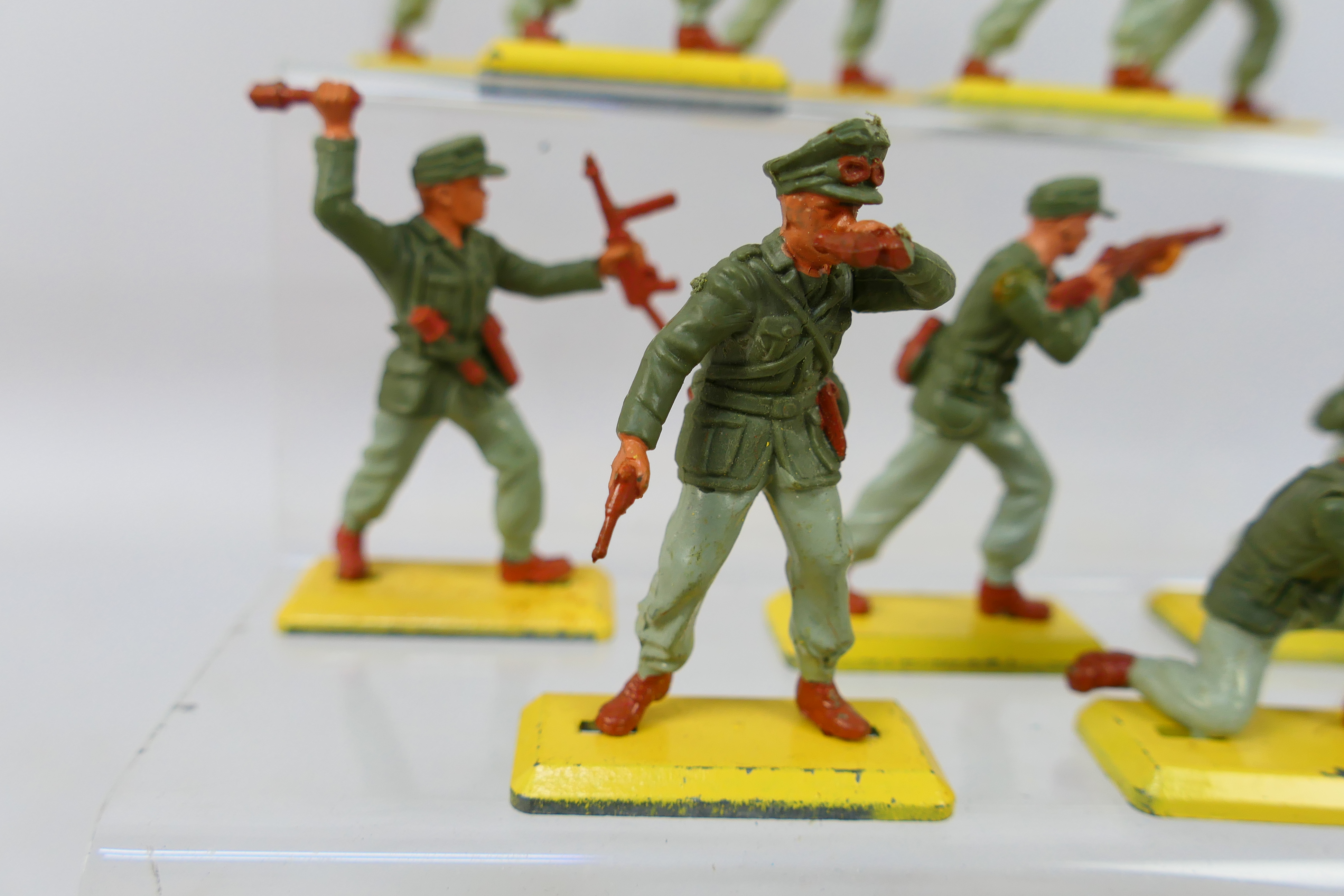 Britains Deetail - A collection of 21 unboxed Britains Deetail 'British 8th Army & Afrika Korps' - Image 7 of 9