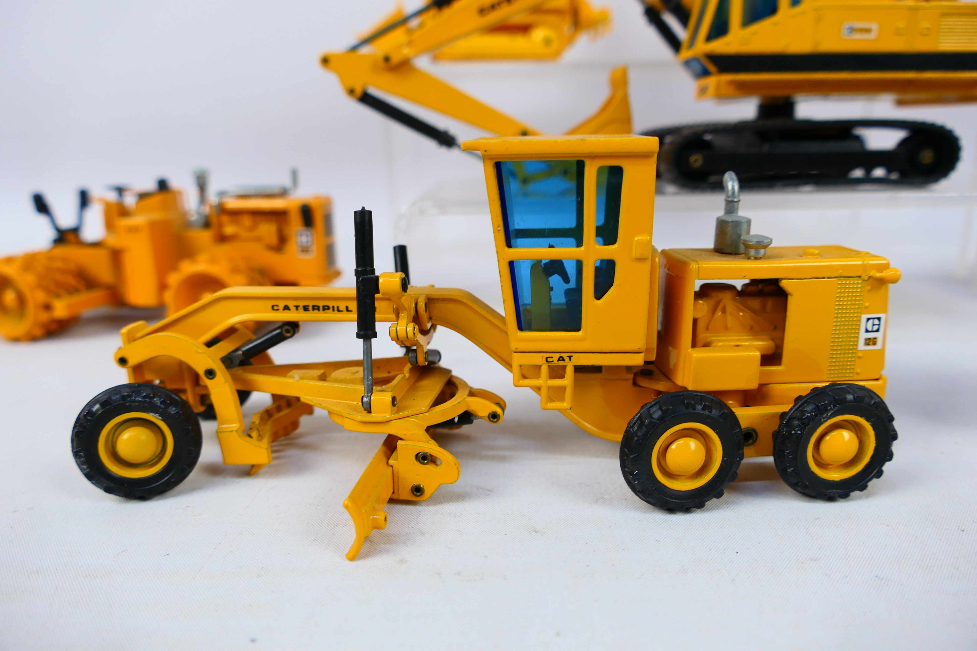 Joal - A group of unboxed CAT construction vehicles in 1:50 scale including a 225 excavator, - Image 6 of 9