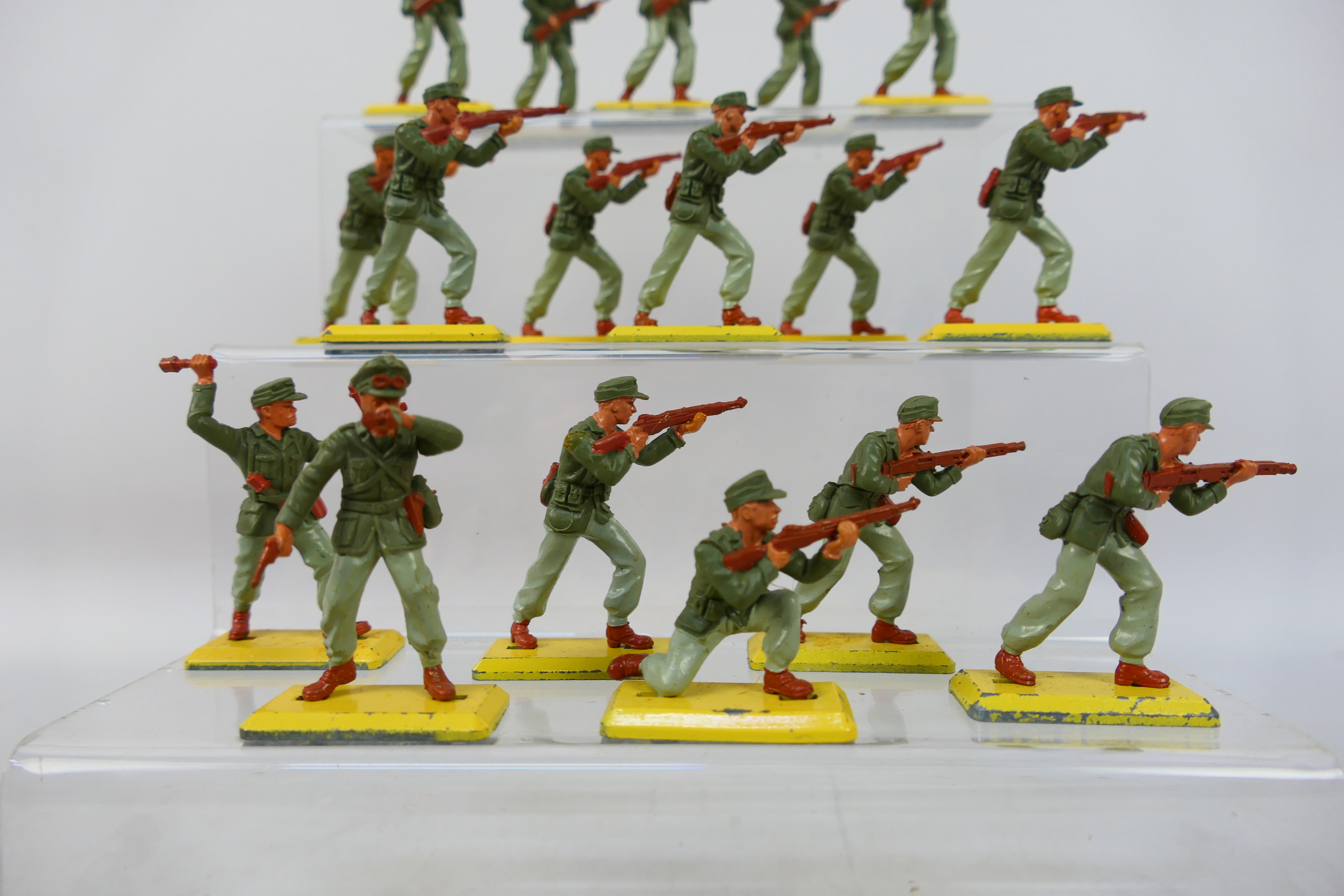 Britains Deetail - A collection of 21 unboxed Britains Deetail 'British 8th Army & Afrika Korps' - Image 4 of 9