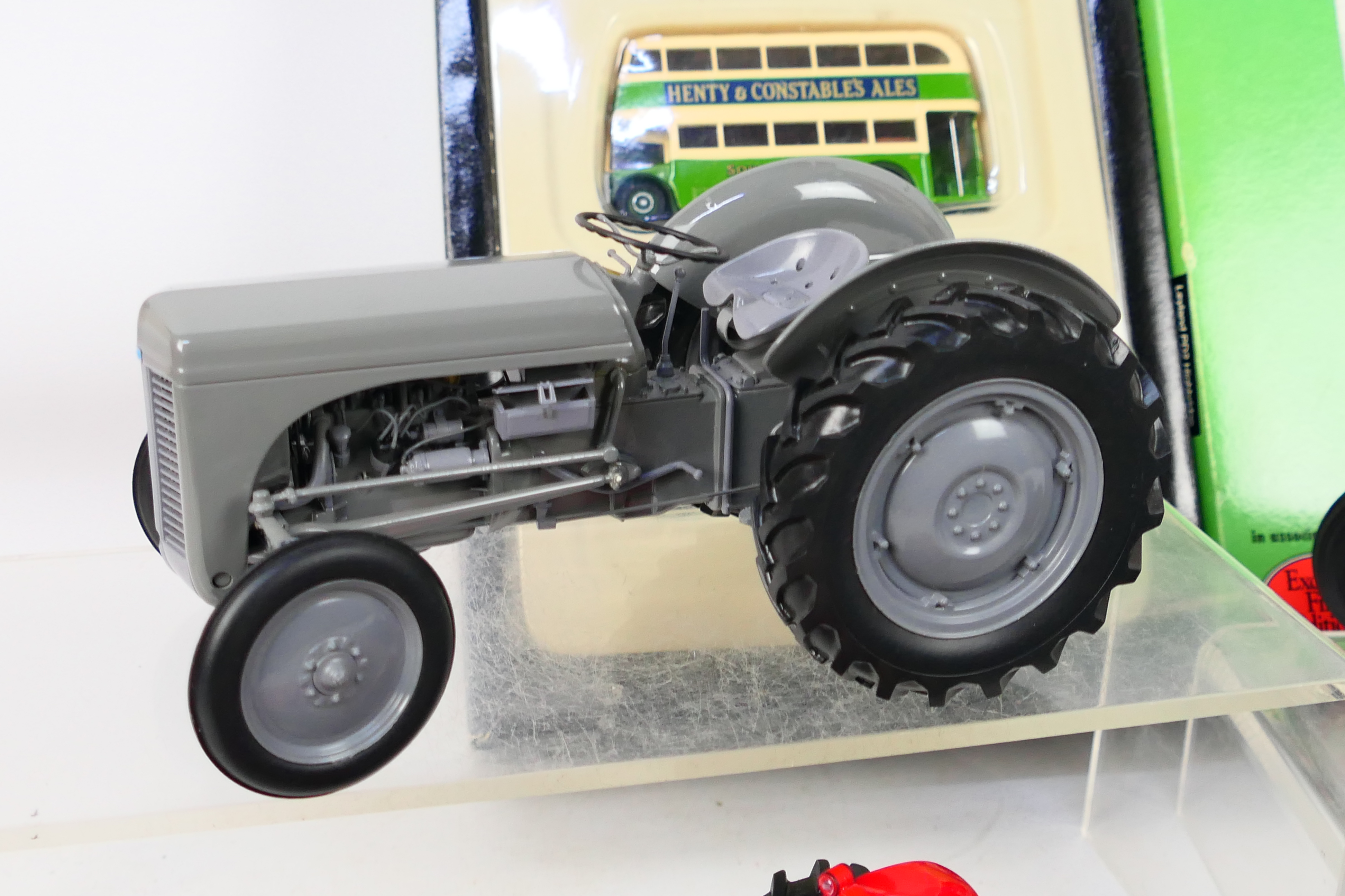 Universal hobbies - EFE - Diecast - A set of 4 unboxed 1/16 scale Ferguson Tractors. - Image 5 of 7