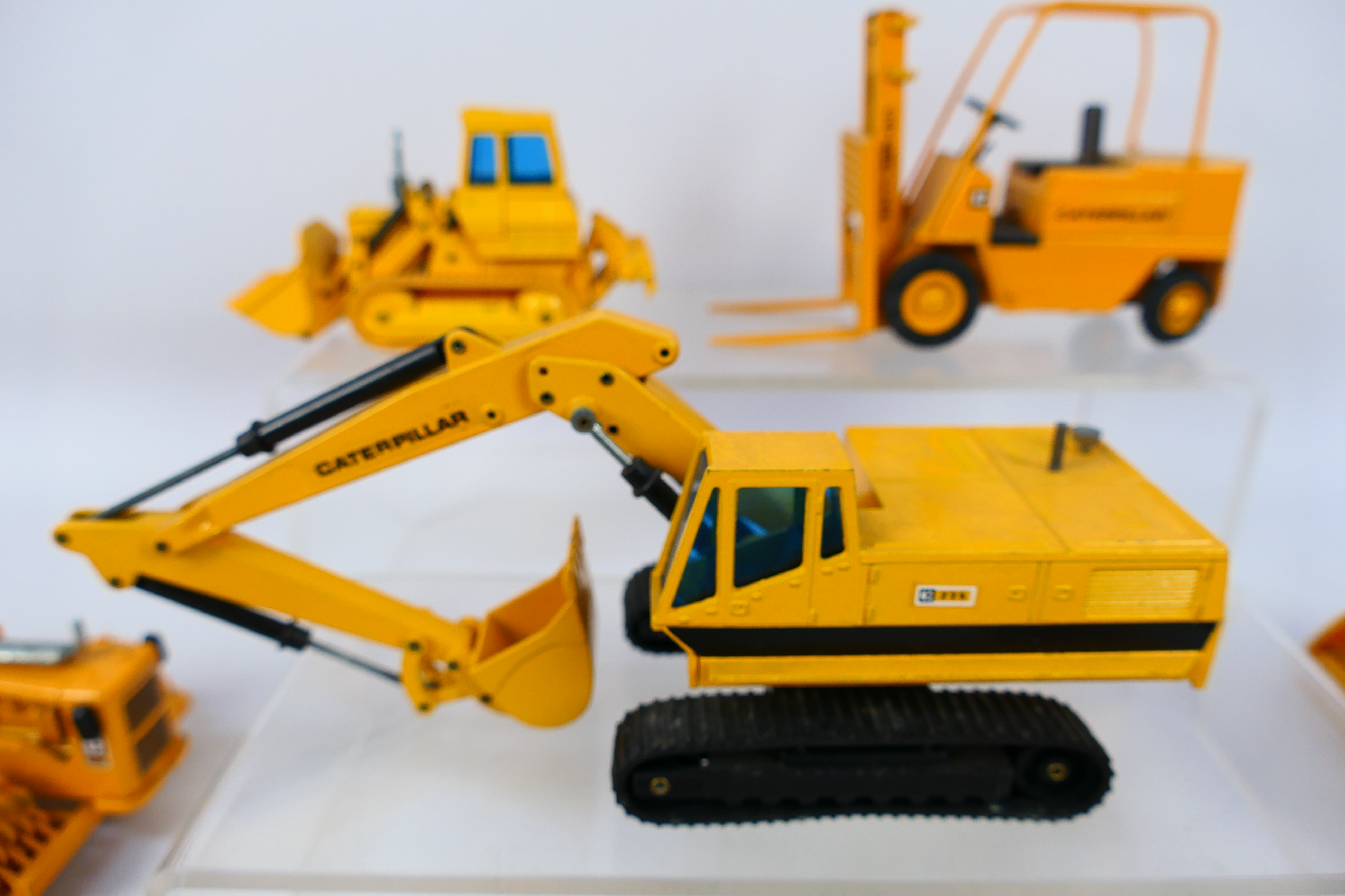 Joal - A group of unboxed CAT construction vehicles in 1:50 scale including a 225 excavator, - Image 3 of 9