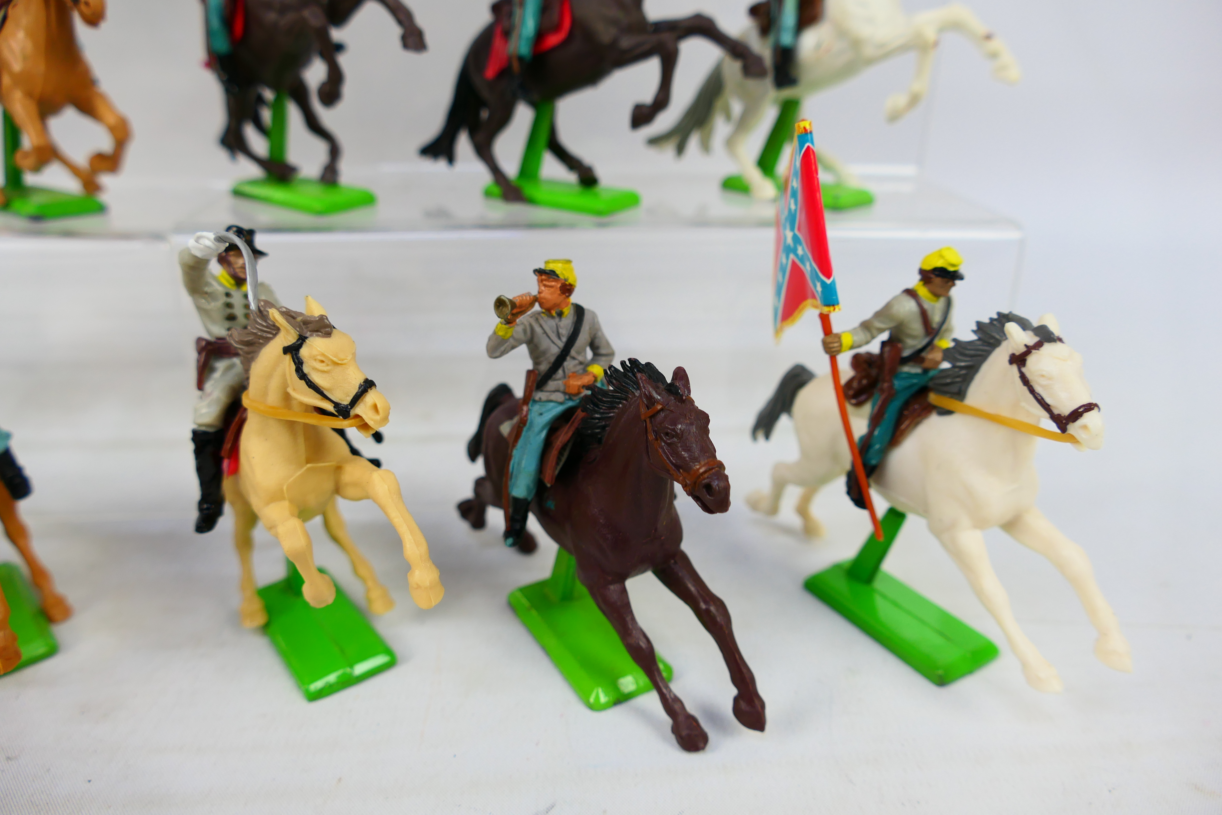 Britains Deetail - A collection of 38 unboxed Britains Deetail American Civil War series figures. - Image 9 of 10