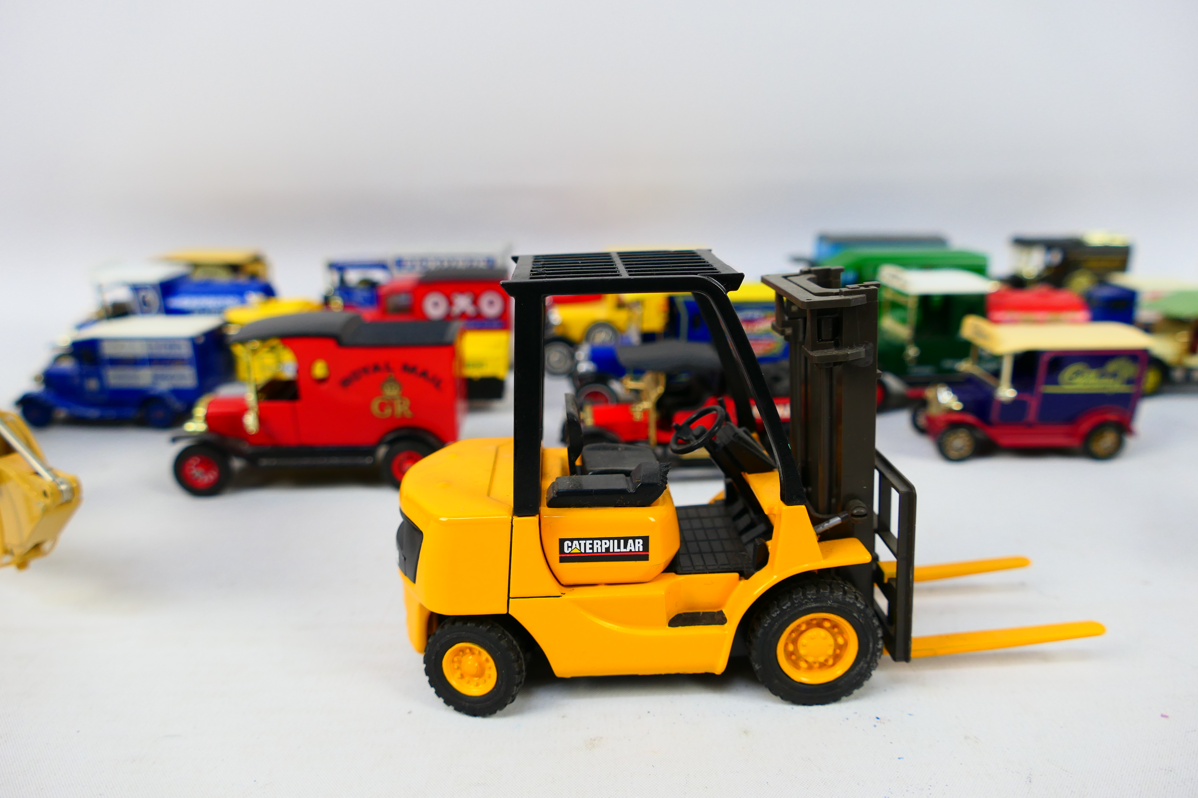 Matchbox - MLift - Brumm - Ertl - A group of mostly unboxed vehicles including 2 x CAT E200B - Image 2 of 6