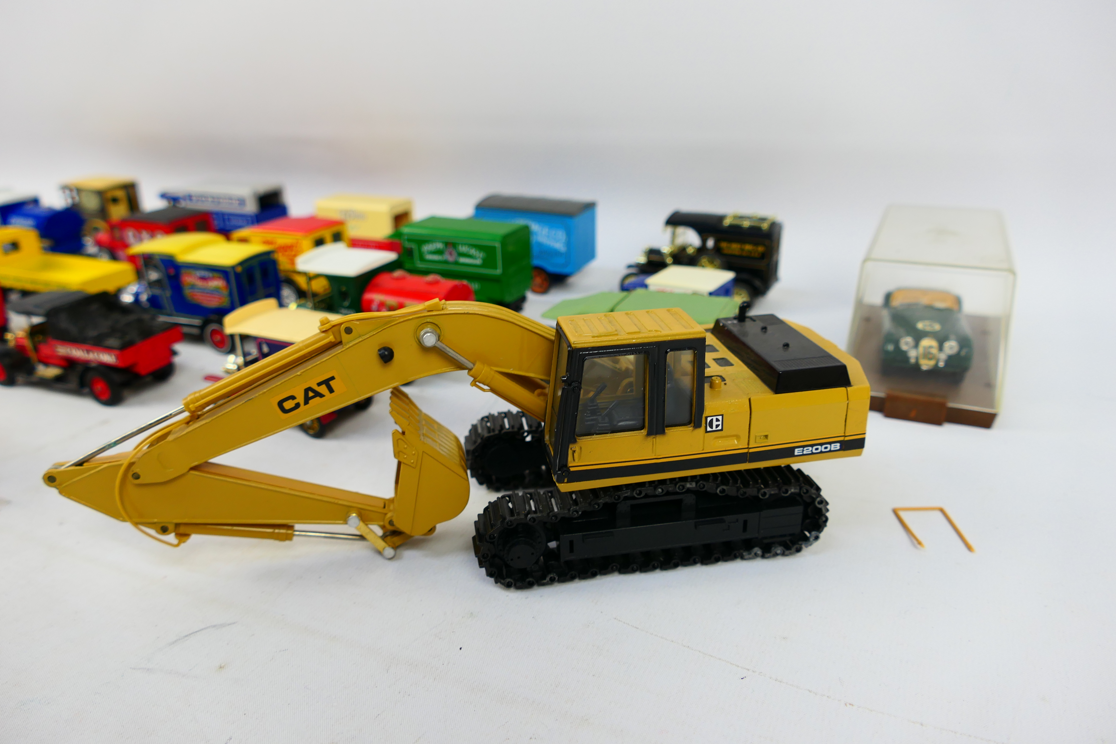 Matchbox - MLift - Brumm - Ertl - A group of mostly unboxed vehicles including 2 x CAT E200B - Image 4 of 6