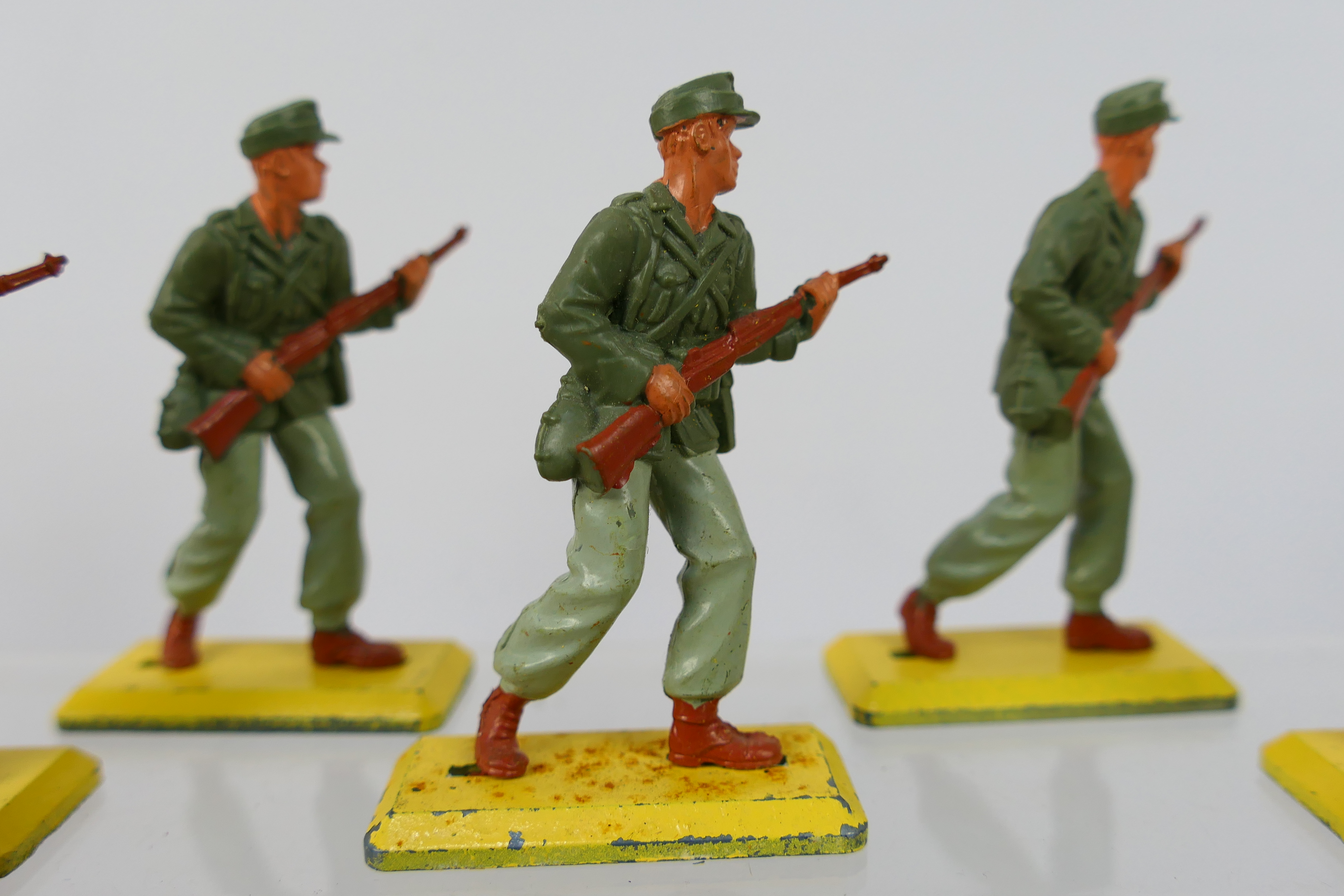 Britains Deetail - A collection of 21 unboxed Britains Deetail 'British 8th Army & Afrika Korps' - Image 9 of 9