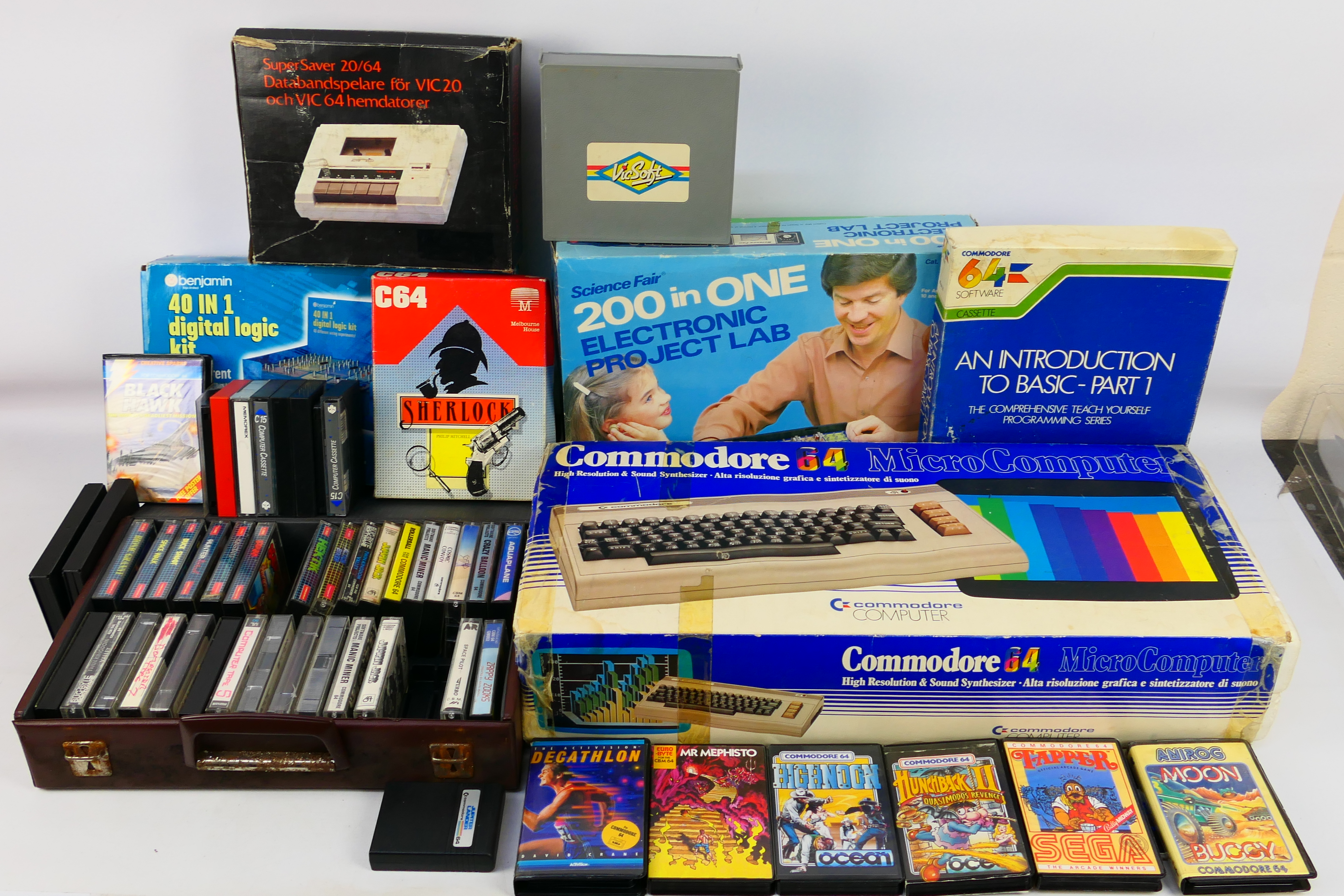 Commodore - Others - A boxed retro Commodore 64 with a collection of games,