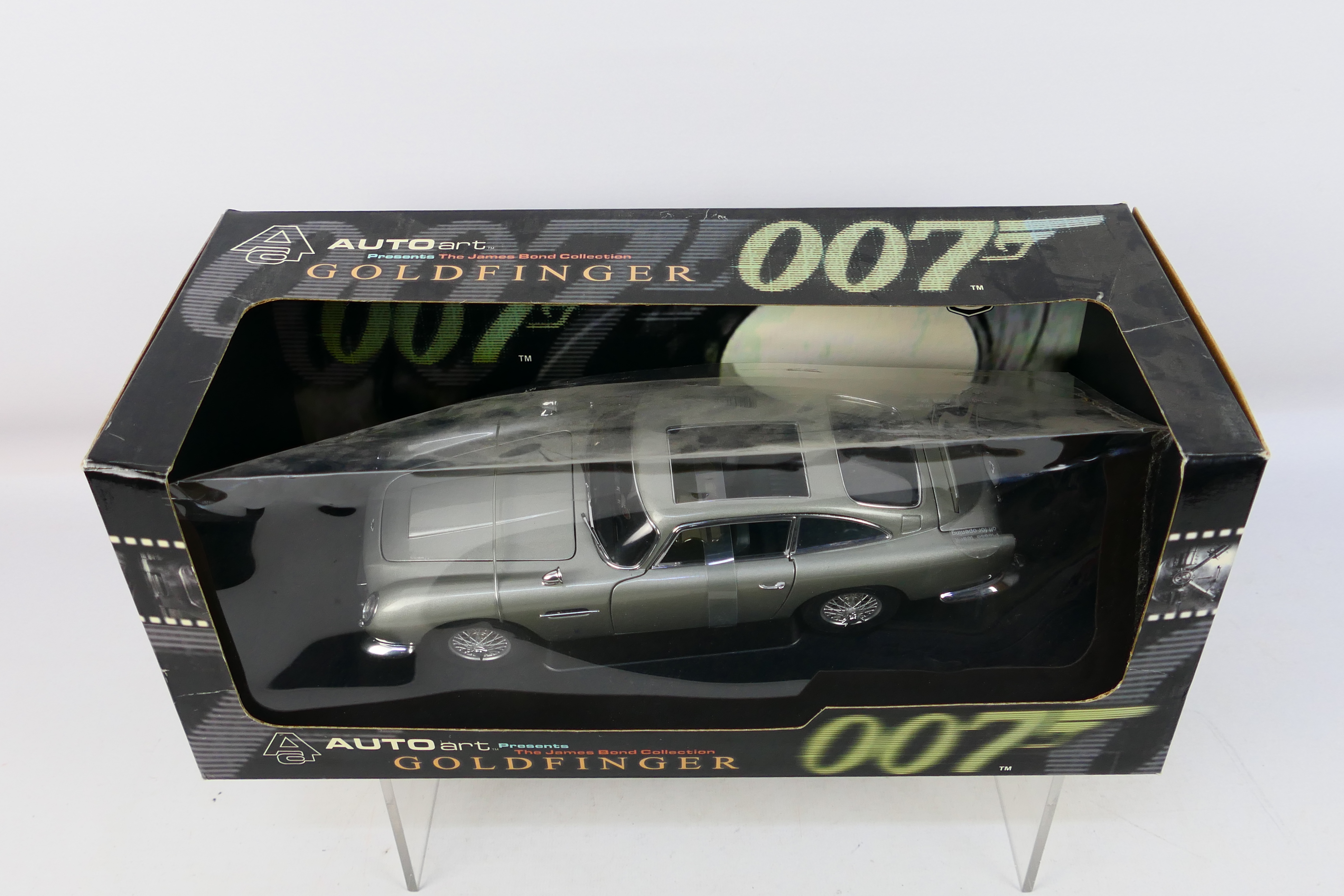 AutoArt - A boxed AutoArt #70021 1:18 scale 'Goldfinger' James Bond's Aston Martin DB5. - Image 3 of 4