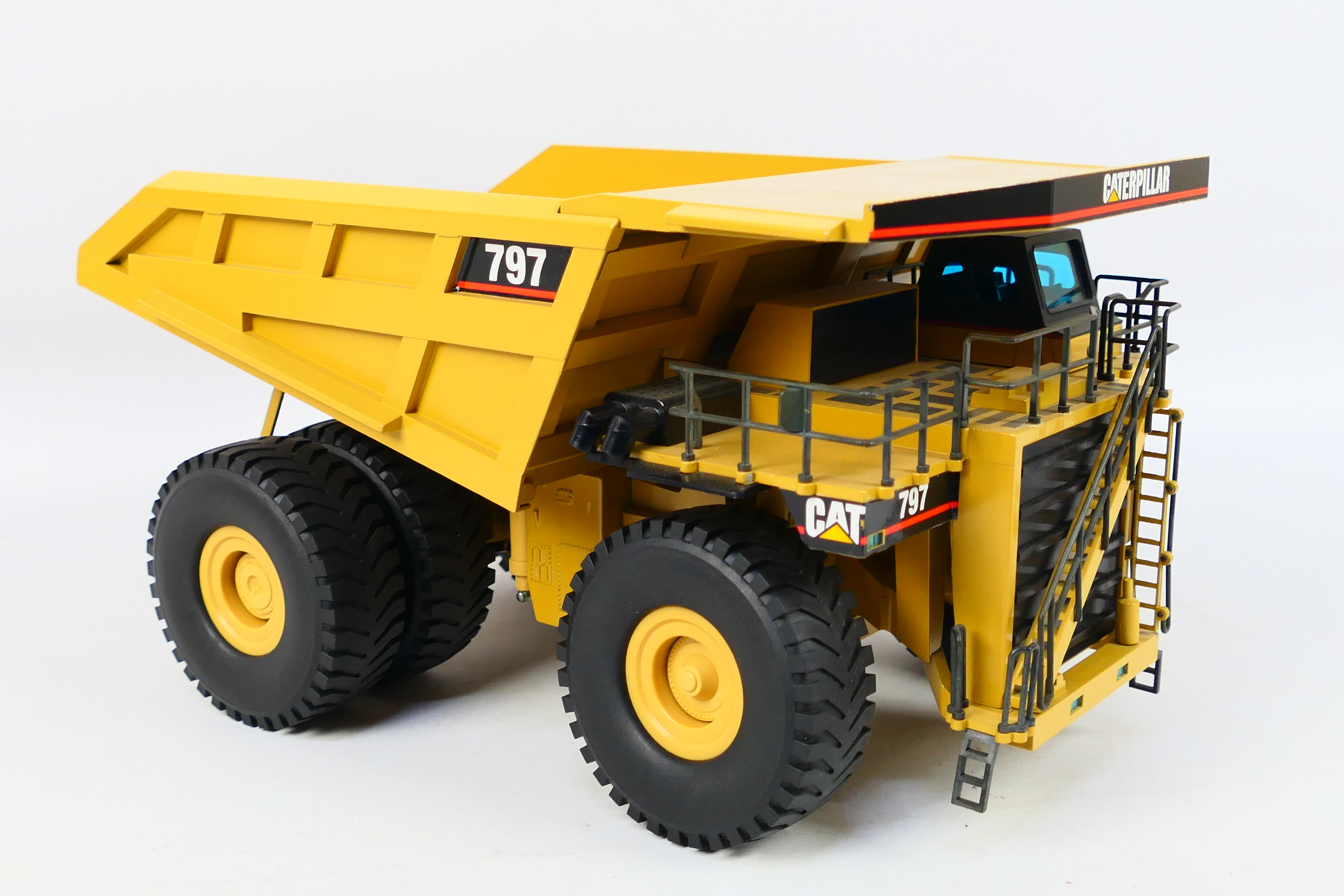 NZG - A 1:50 scale CAT 797 off highway dump truck from 2001 # 466. - Image 3 of 5