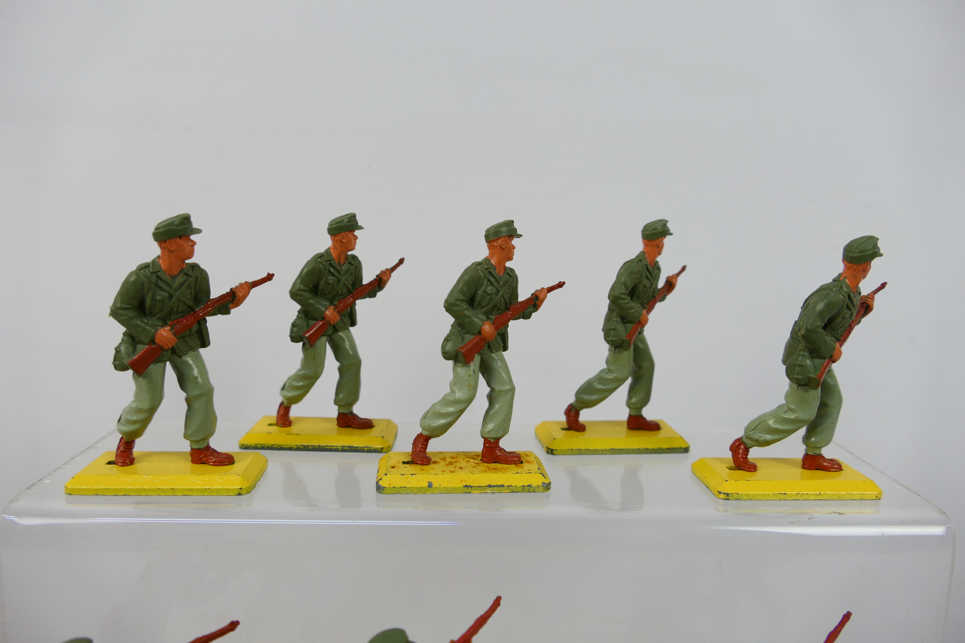 Britains Deetail - A collection of 21 unboxed Britains Deetail 'British 8th Army & Afrika Korps' - Image 2 of 9