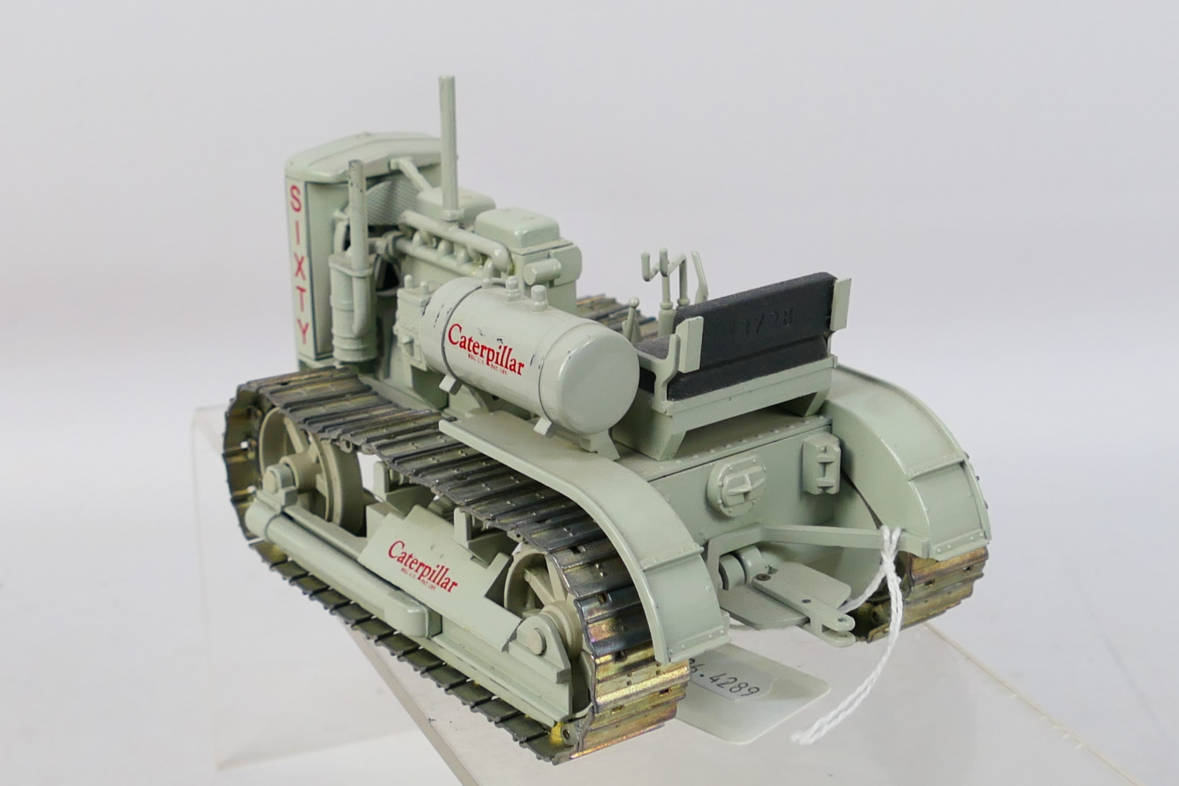 Conrad - A limited edition 1:25 scale 1931 Caterpillar Model Sixty Diesel crawler tractor released - Image 3 of 5