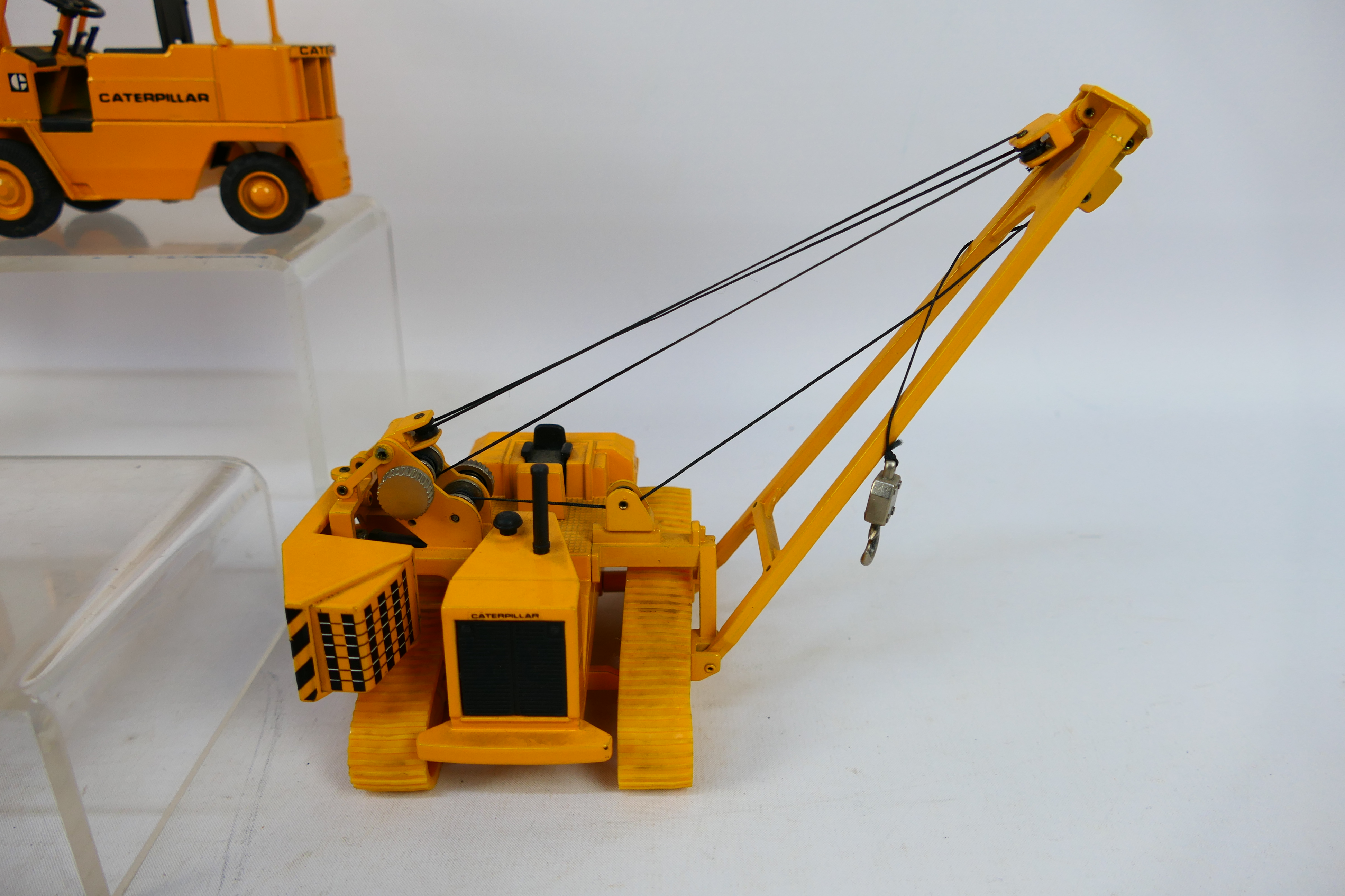 Joal - A group of unboxed CAT construction vehicles in 1:50 scale including a 225 excavator, - Image 4 of 9
