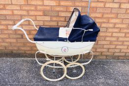 Silver Cross - Others - A vintage children's Silver Cross Pram with an unboxed group of vintage