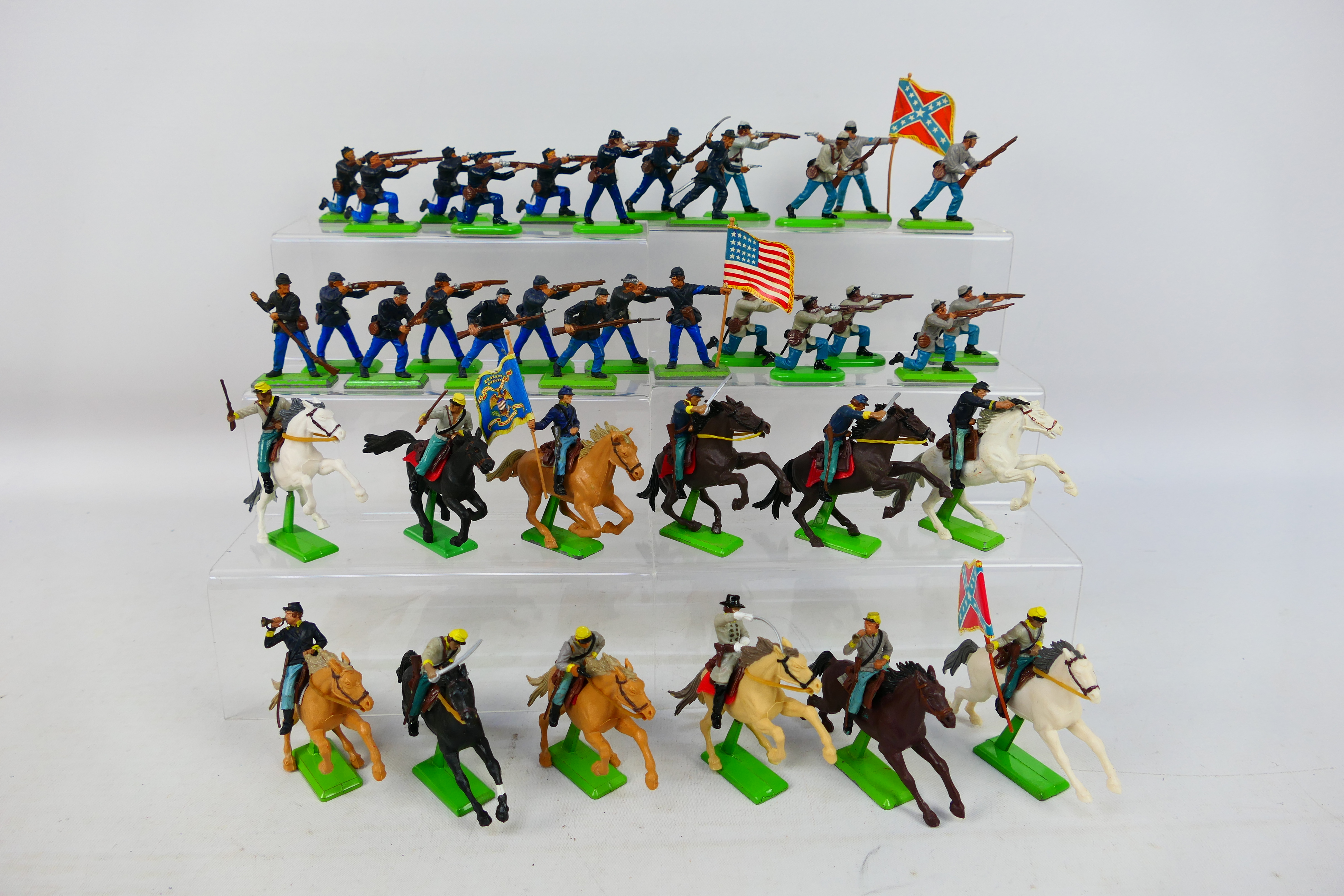 Britains Deetail - A collection of 38 unboxed Britains Deetail American Civil War series figures.