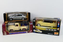 Road Signature - maisto - Three boxed 1:18 scale diecast model cars.