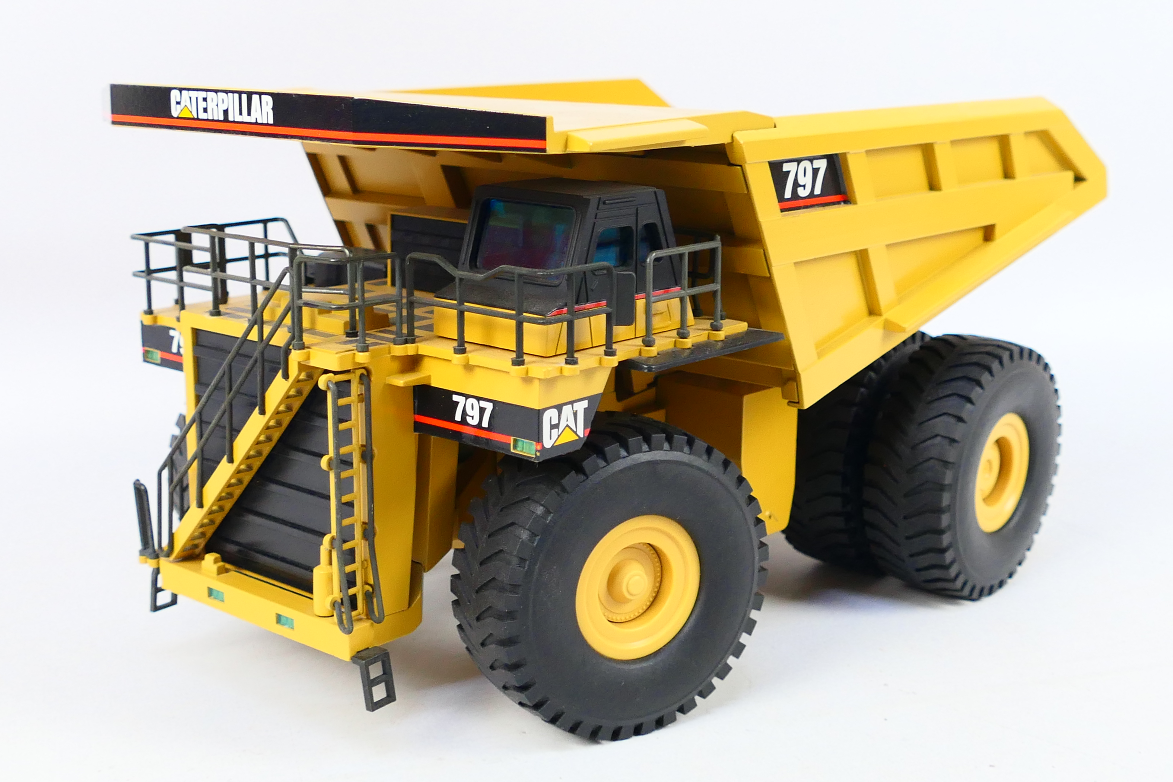 NZG - A 1:50 scale CAT 797 off highway dump truck from 2001 # 466. - Image 2 of 5