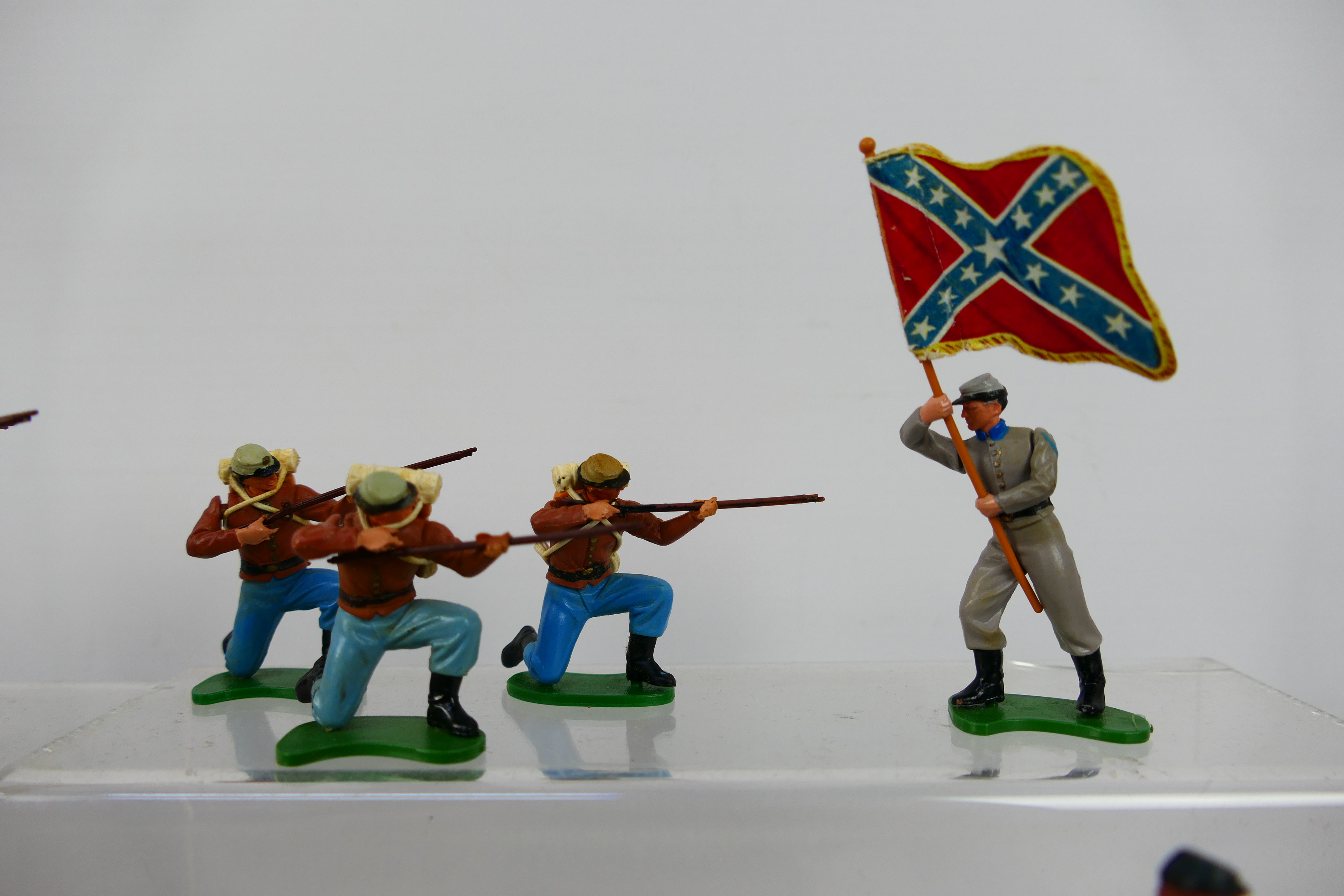 Britains - A collection of 36 unboxed Britains 'Eyes Right' American Civil War series figures. - Image 3 of 13