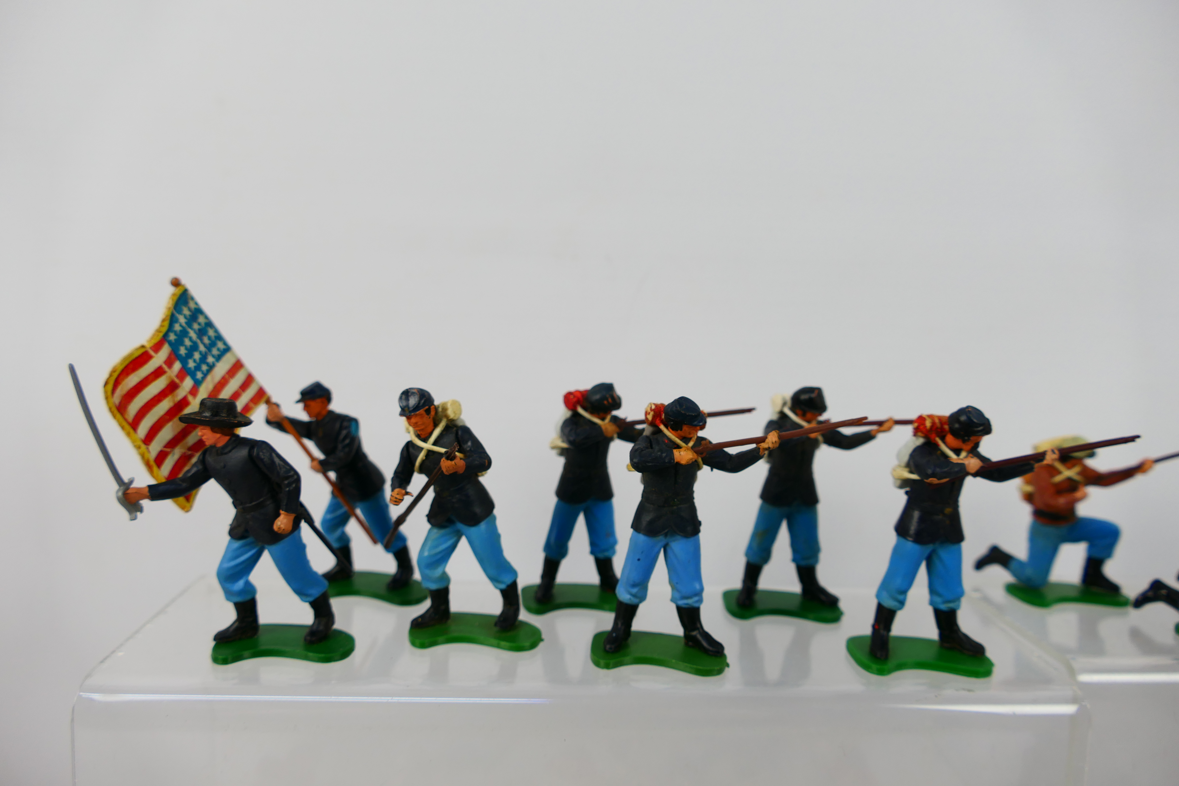 Britains - A collection of 36 unboxed Britains 'Eyes Right' American Civil War series figures. - Image 2 of 13