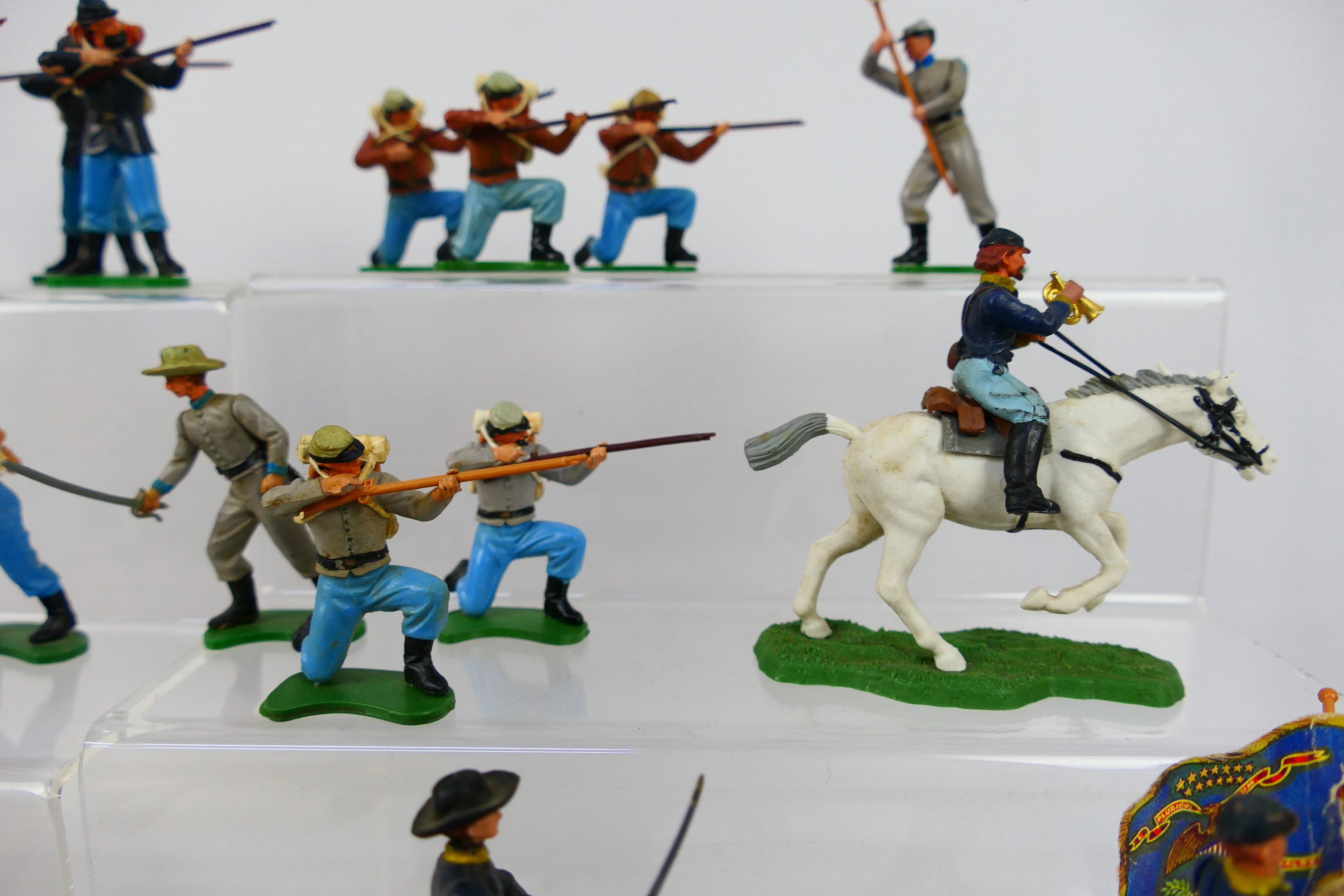 Britains - A collection of 36 unboxed Britains 'Eyes Right' American Civil War series figures. - Image 4 of 13