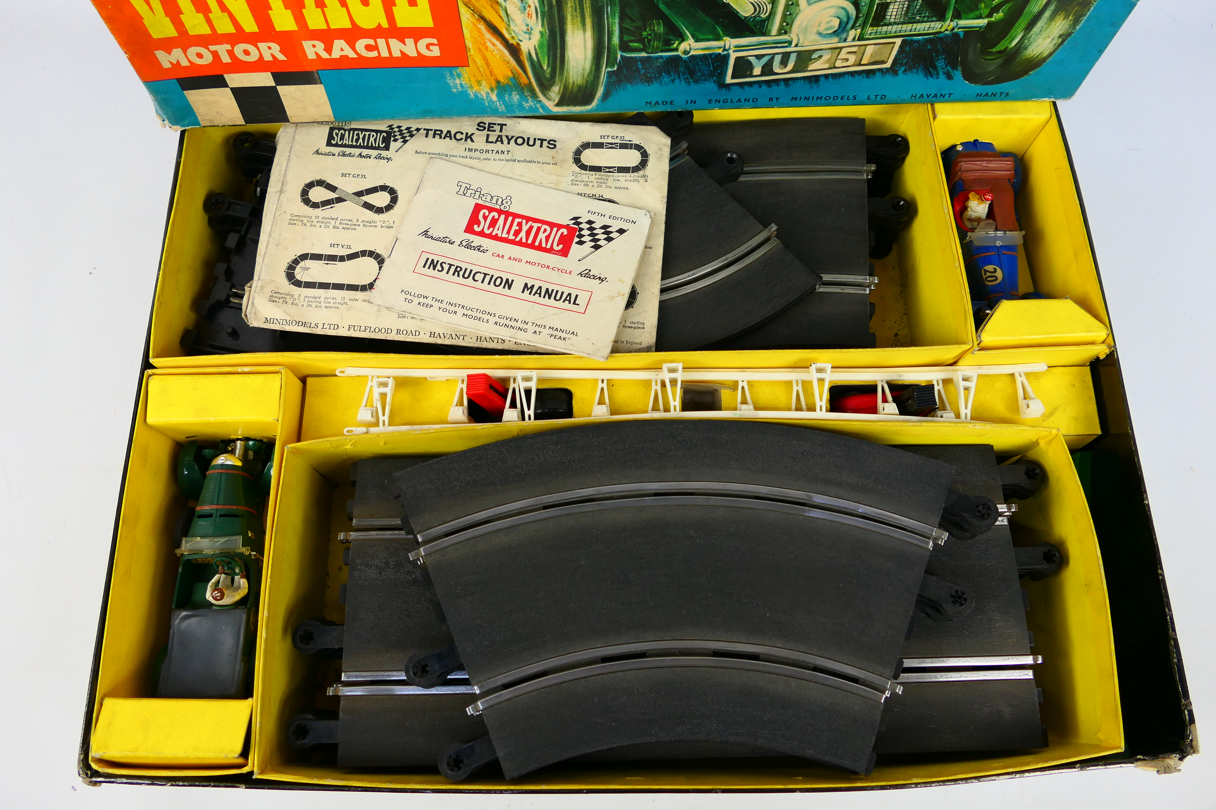 Scalextric - A boxed Scalextric 'Vintage Motor Racing' set # V33. Includes C64 Bentley 4. - Bild 2 aus 4