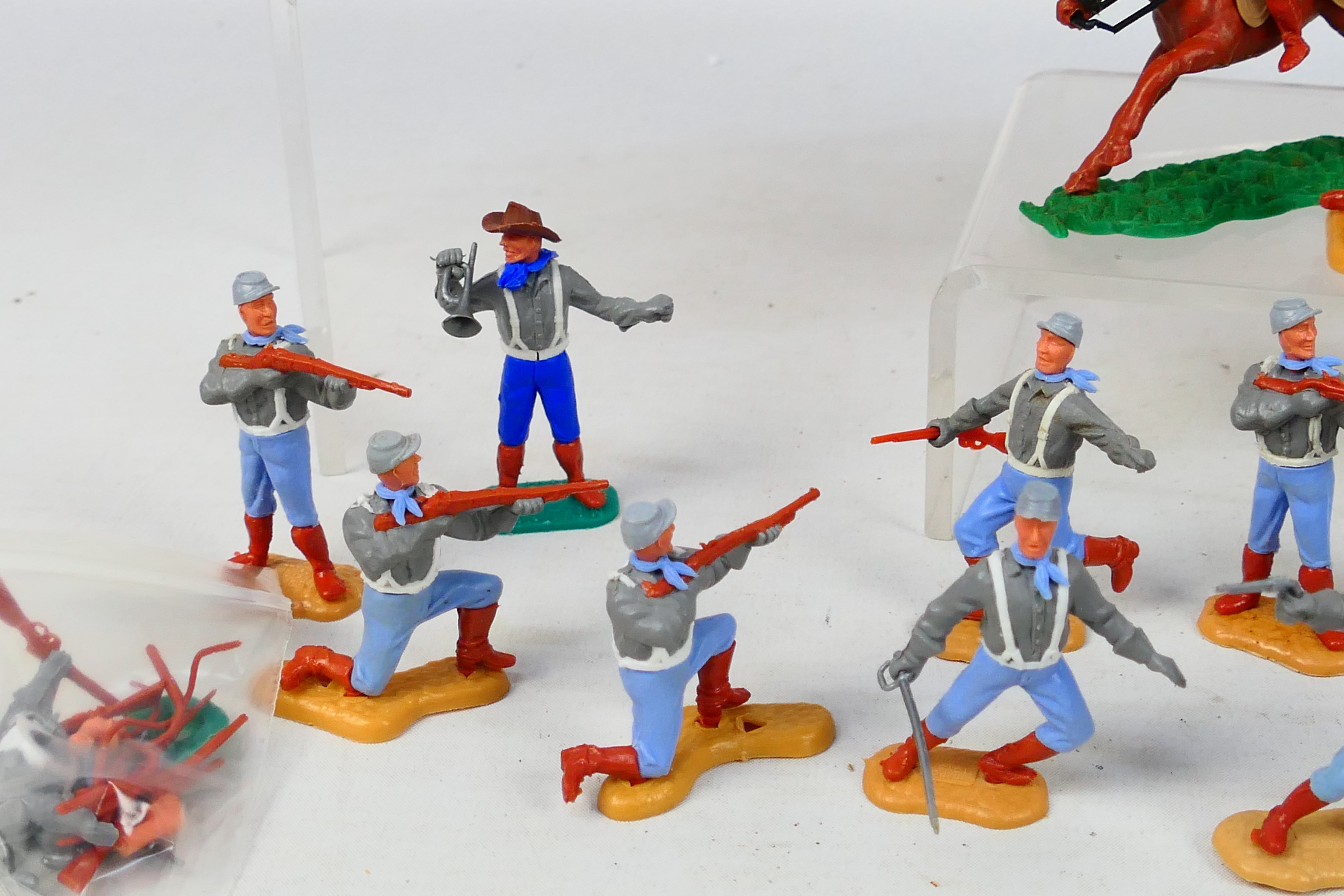 Timpo - An unboxed group of Timpo plastic American Civil War themed figures, mainly Confederates. - Image 4 of 5