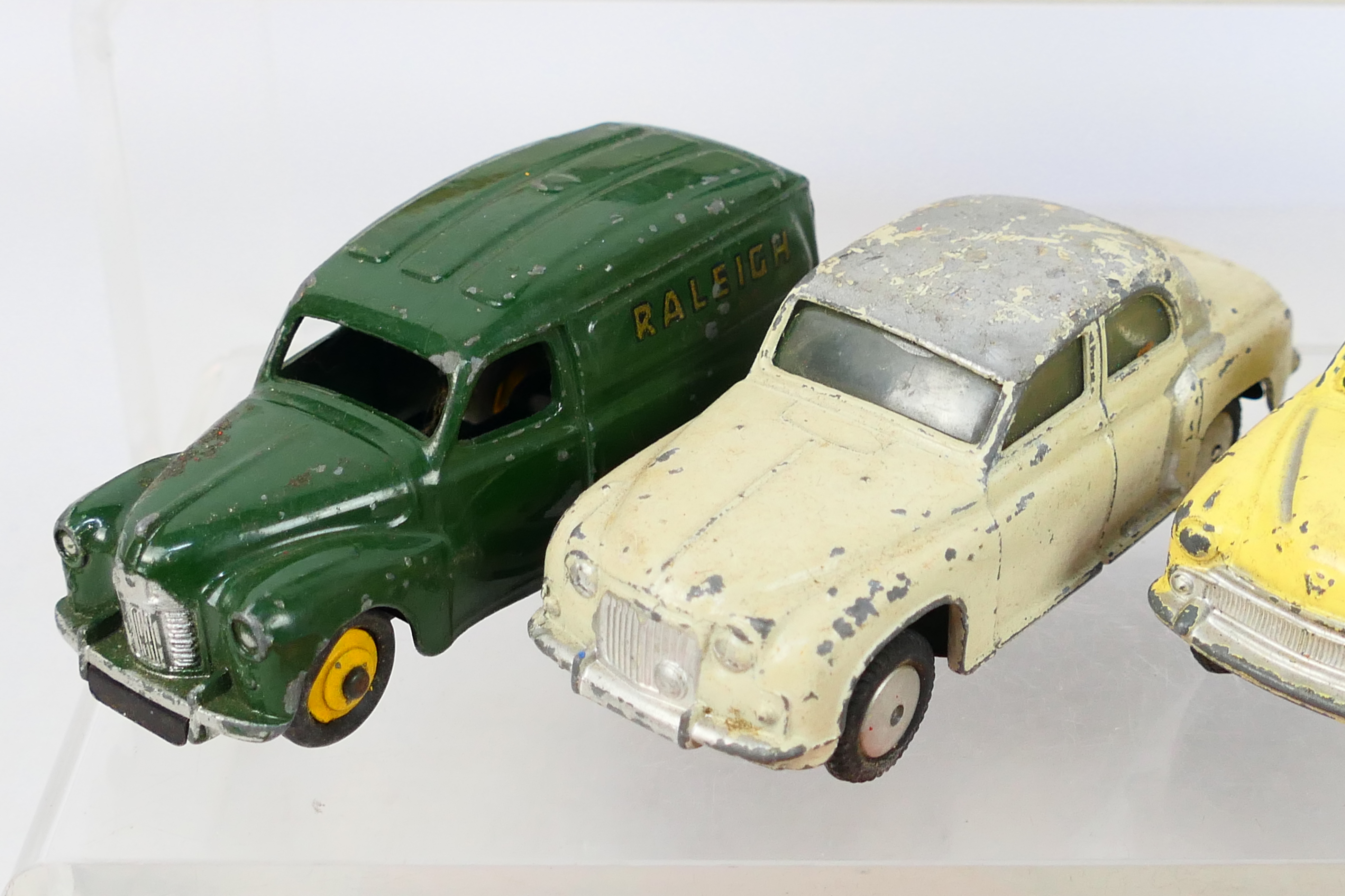 Dinky Toys - Corgi Toys - 10 unboxed playworn diecast model vehicles. - Bild 4 aus 6