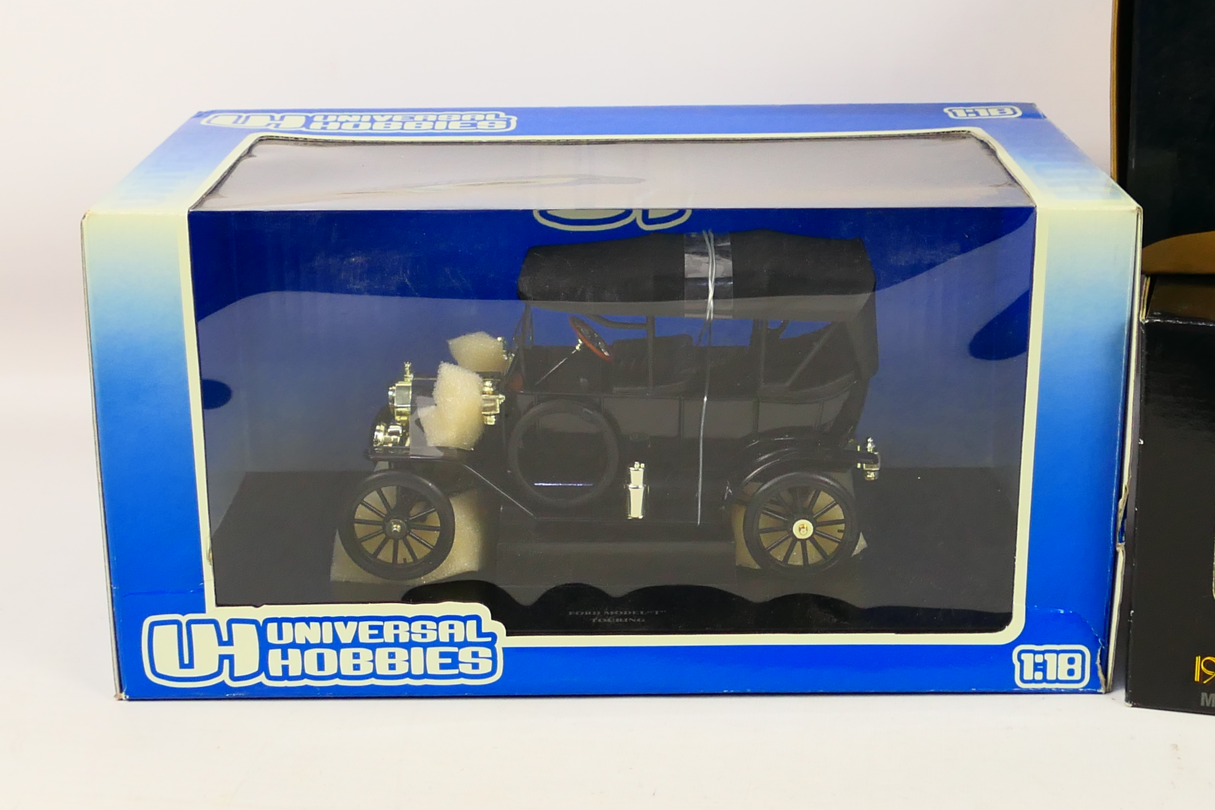 Universal Hobbies - Maisto - Ertl - Three boxed 1:18 scale diecast model vehicles. - Image 3 of 3