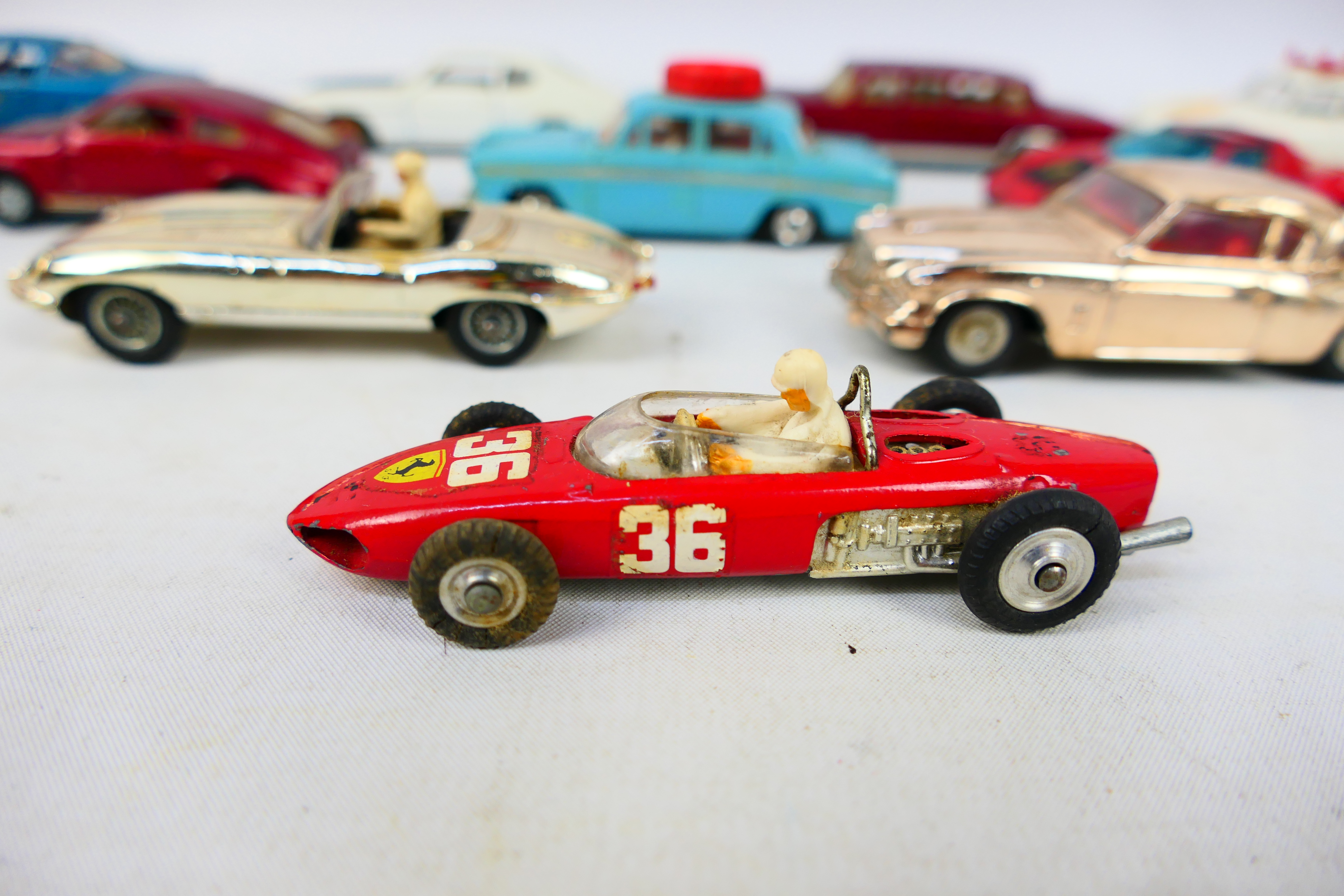 Corgi Toys - An unboxed group of 10 diecast model cars from Corgi Toys. - Bild 2 aus 10