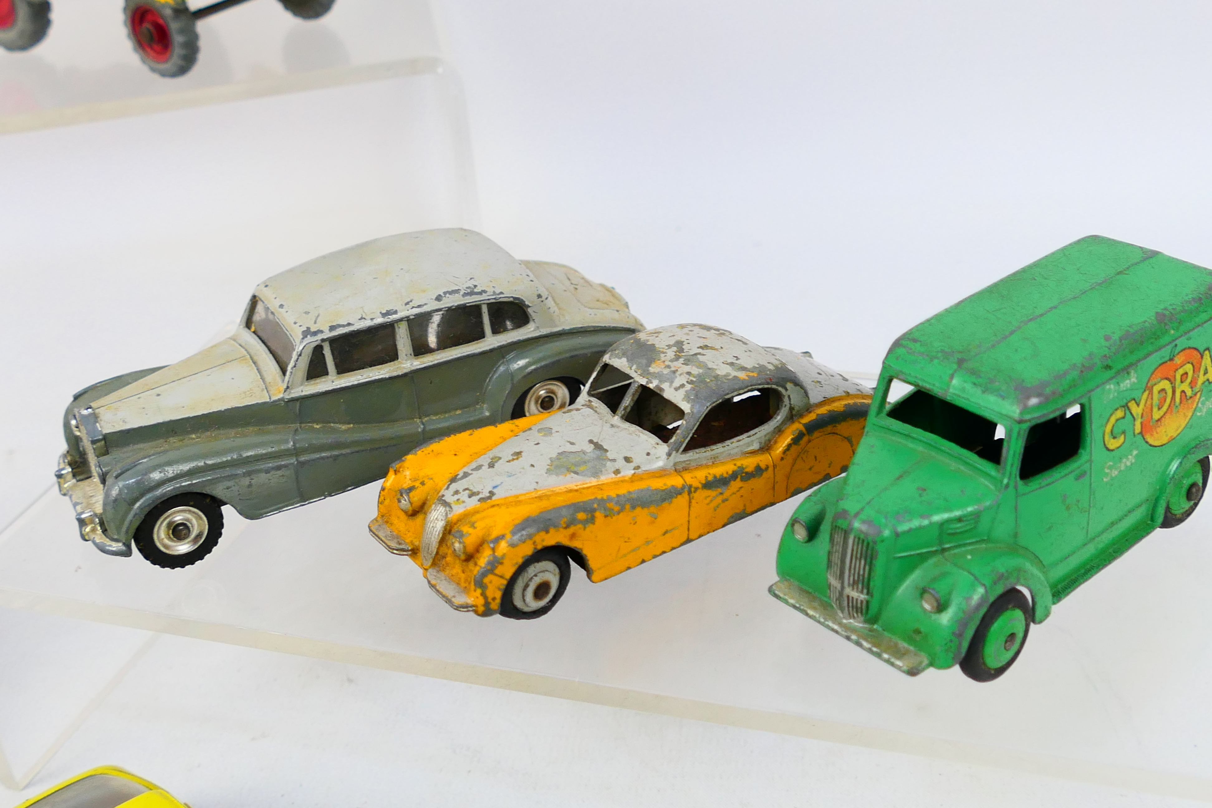 Dinky Toys - An unboxed collection of 10 Dinky Toys diecast model vehicles. - Image 6 of 7