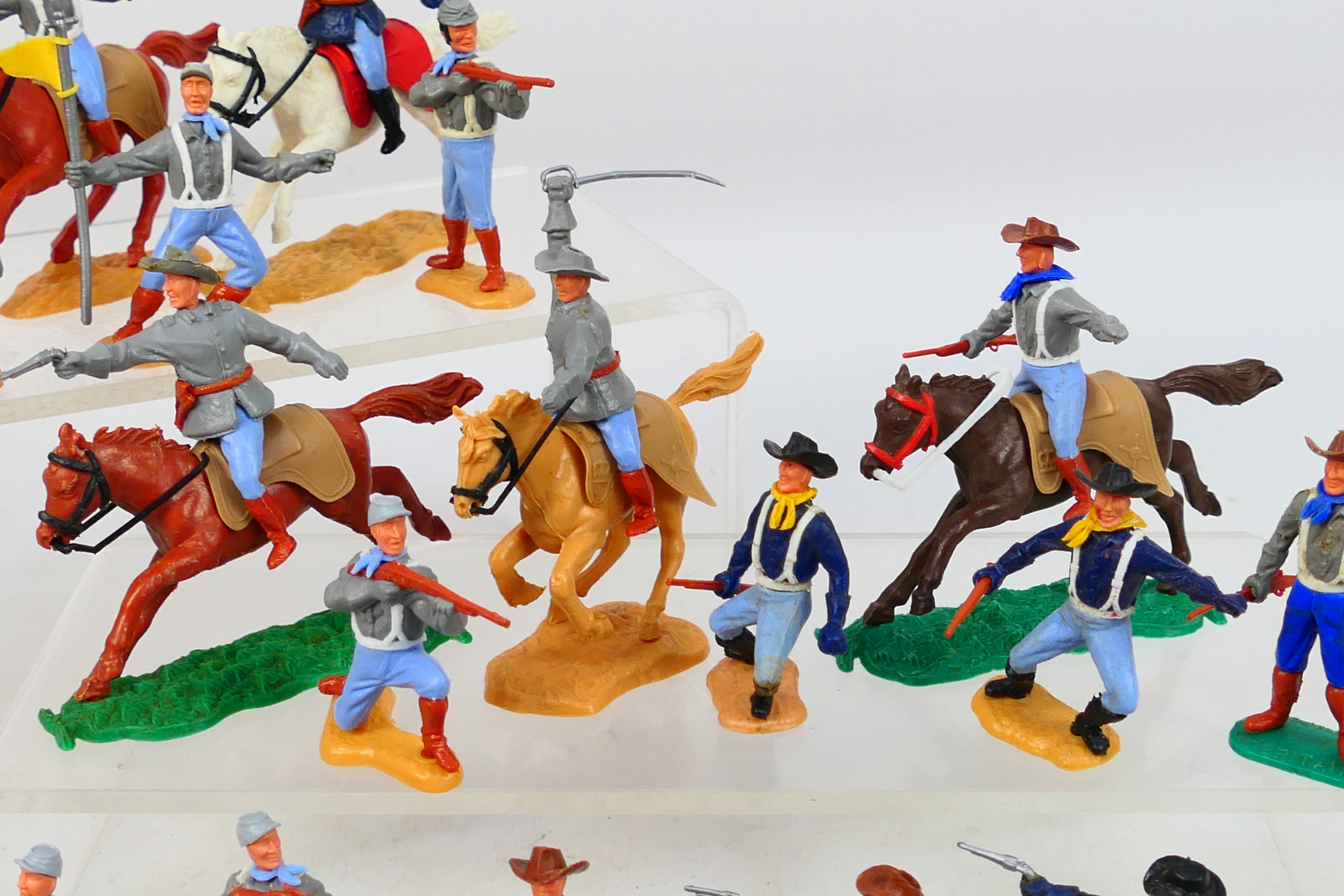 Timpo - An unboxed group of Timpo plastic American Civil War themed figures, mainly Confederates. - Image 3 of 5