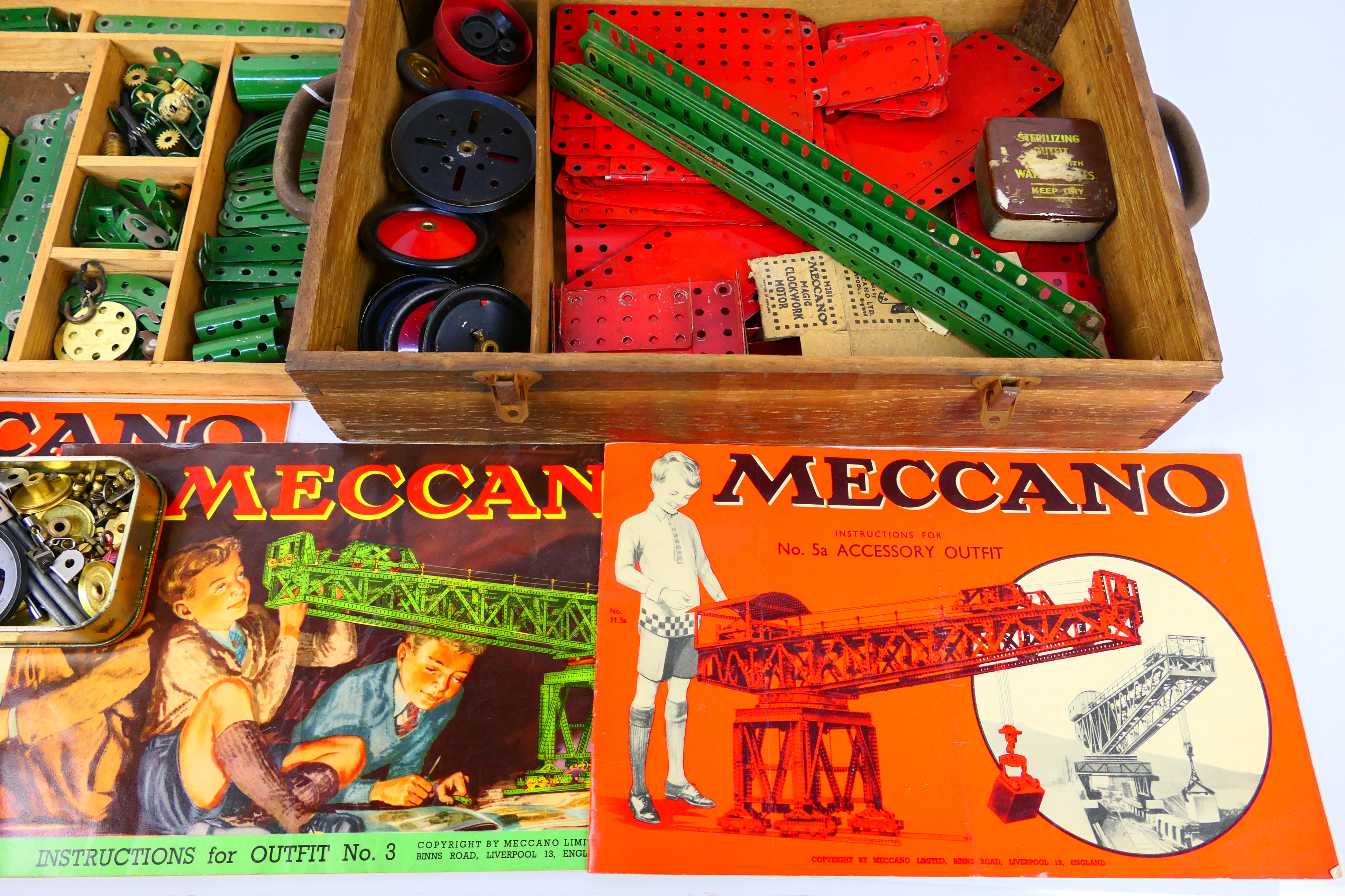 Meccano - A vintage wooden boxed Meccano set containing a quantity of red and green parts, wheels, - Image 5 of 8