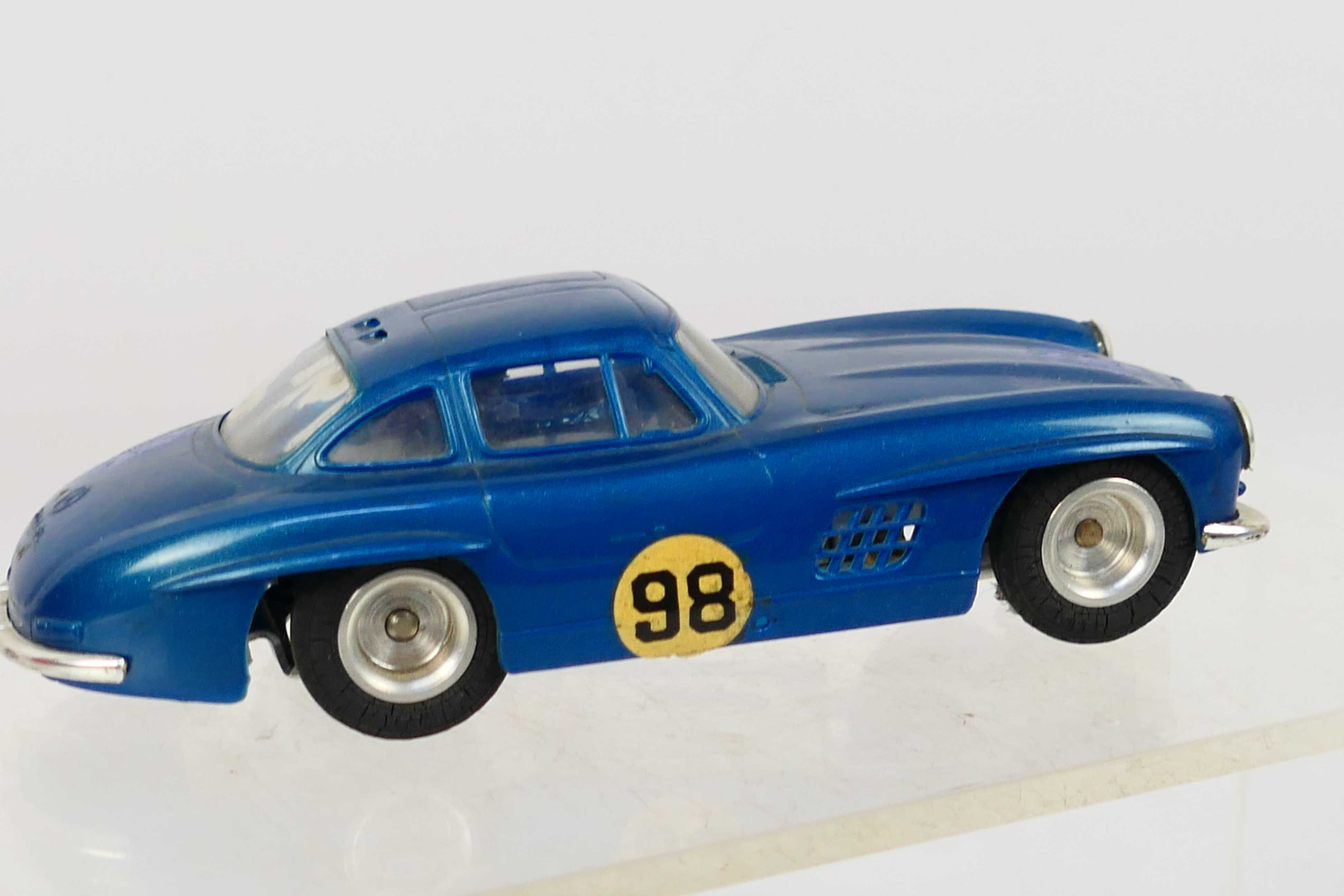 Revell Slot - A vintage Revell Mercedes 300SL Gullwing slot car in 1:32 scale. - Bild 3 aus 4