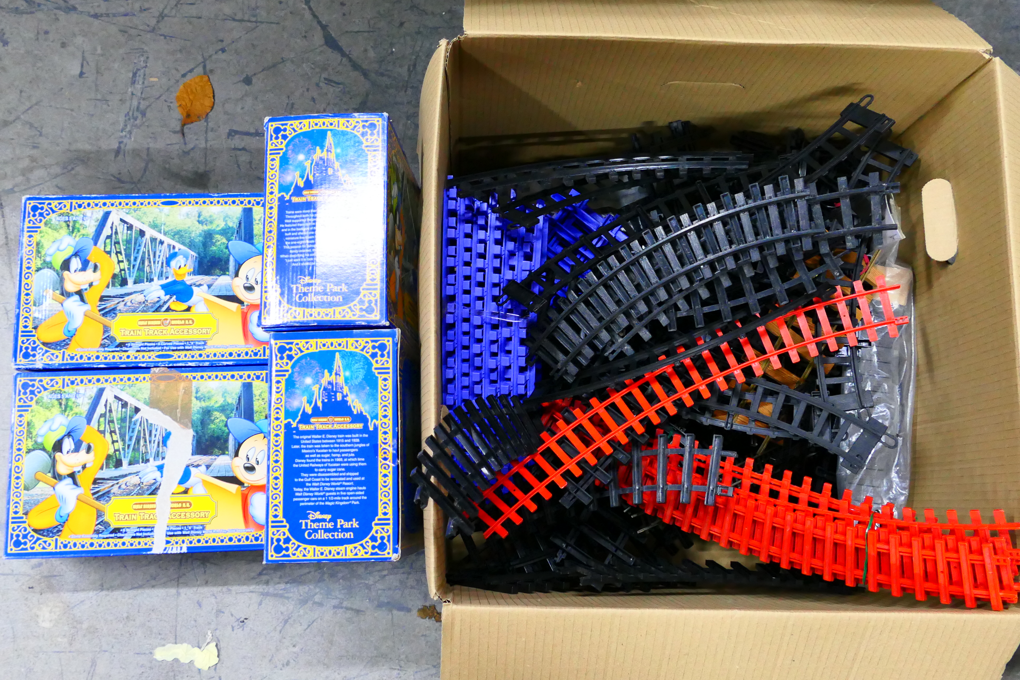 Disney - Other - Four boxes od 'Walt Disney World Rail Road' train track with a large unboxed