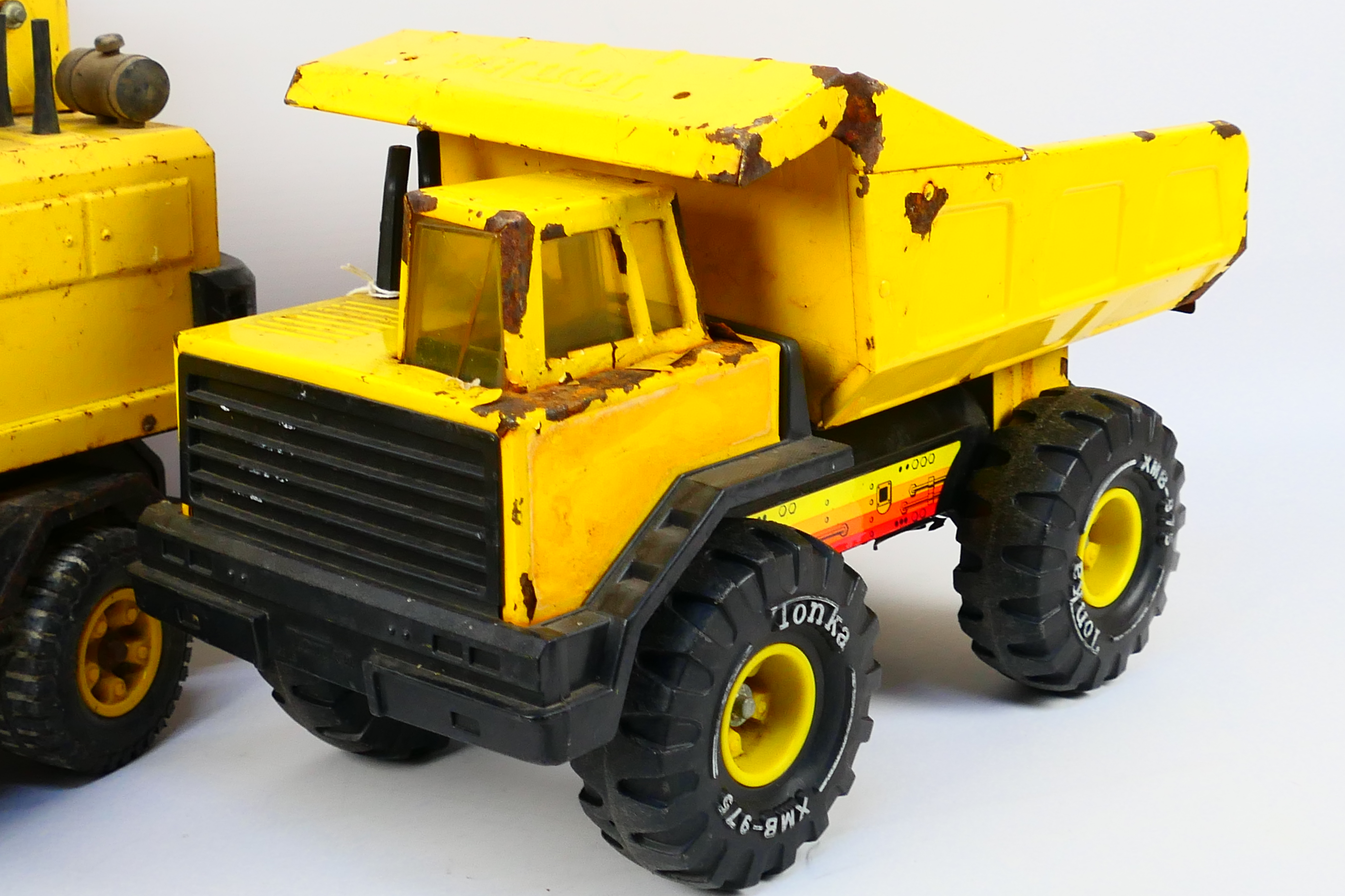 Tonka - 2 x large Tonka construction vehicles - Lot includes a Turbo Diesel dump truck and a crane. - Image 2 of 5