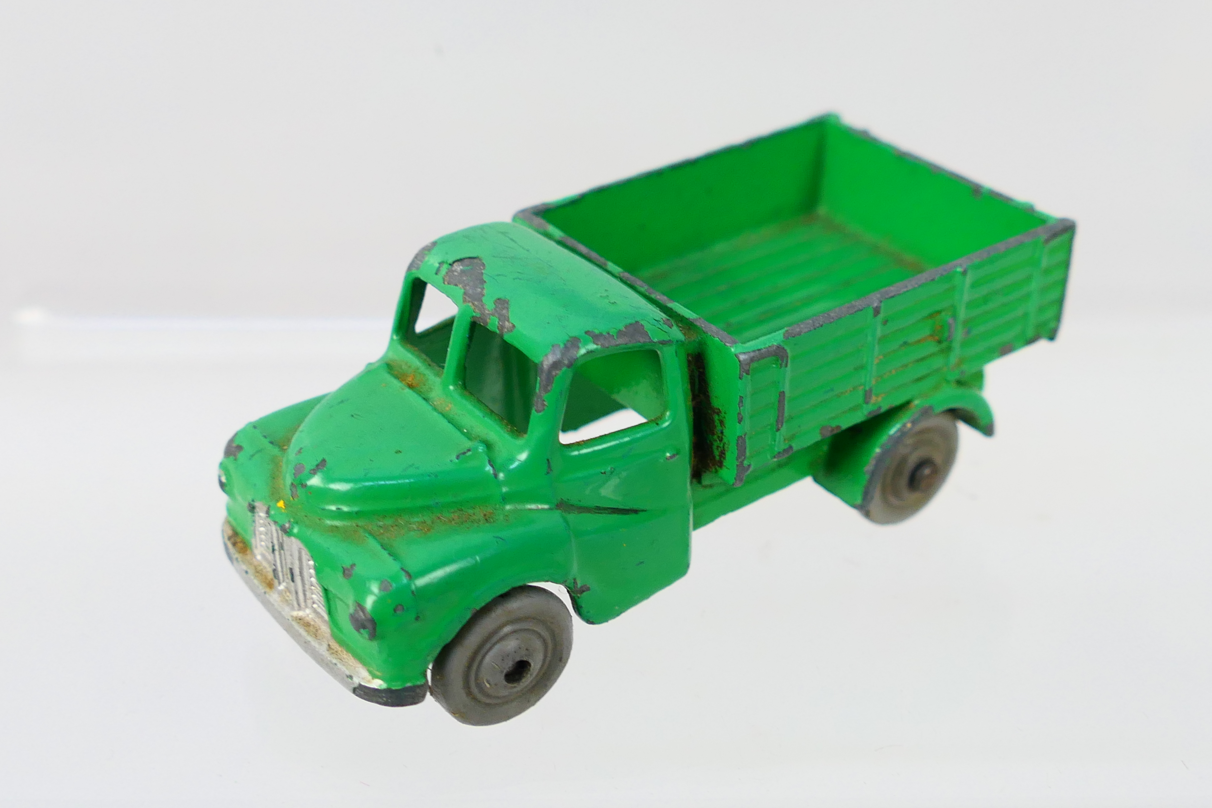 Dinky Dublo - An unboxed group of six Dinky Dublo diecast vehicles. - Image 3 of 8