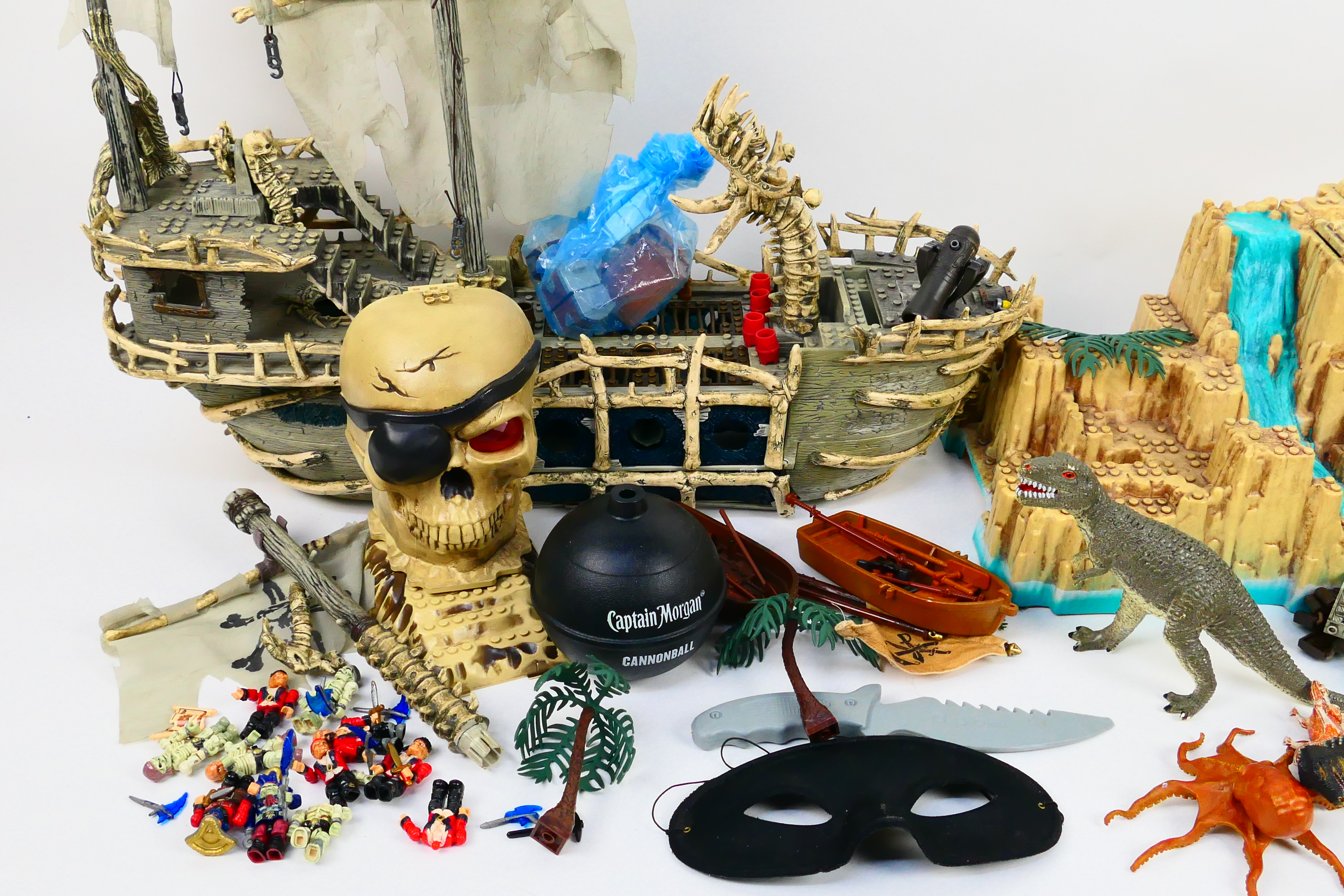 Mega Bloks - An unboxed Mega Bloks Pyrates Ship and Pyrates Island play sets. - Image 2 of 6