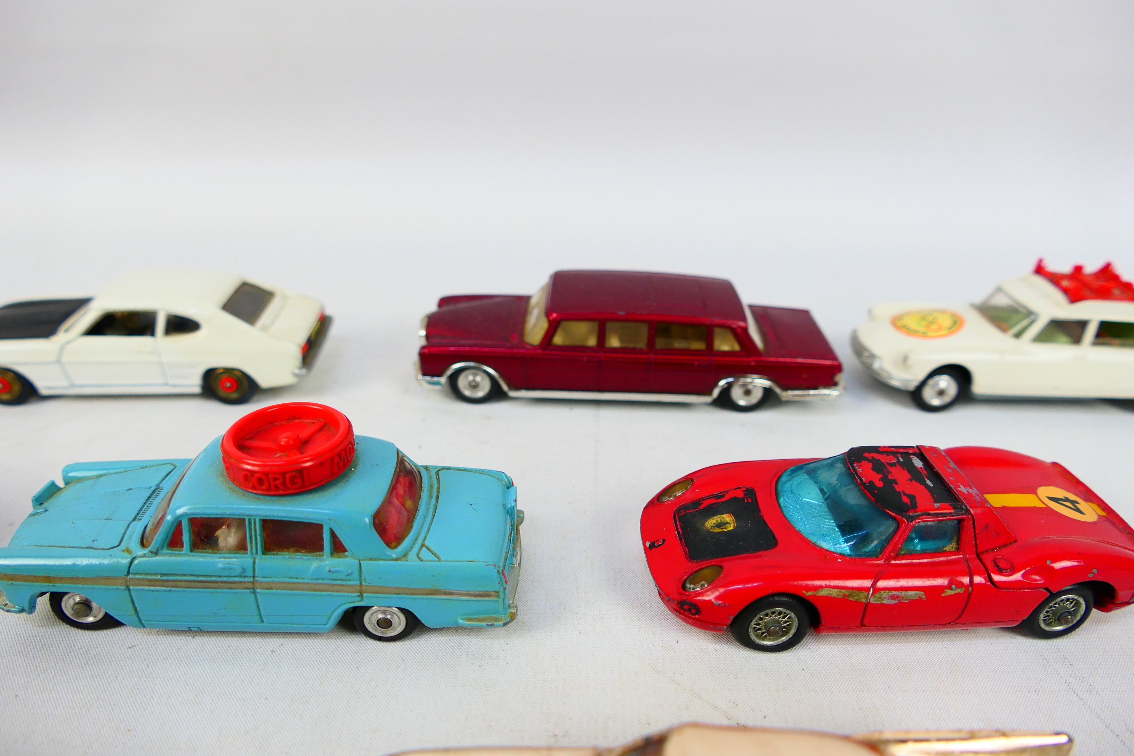 Corgi Toys - An unboxed group of 10 diecast model cars from Corgi Toys. - Bild 5 aus 10