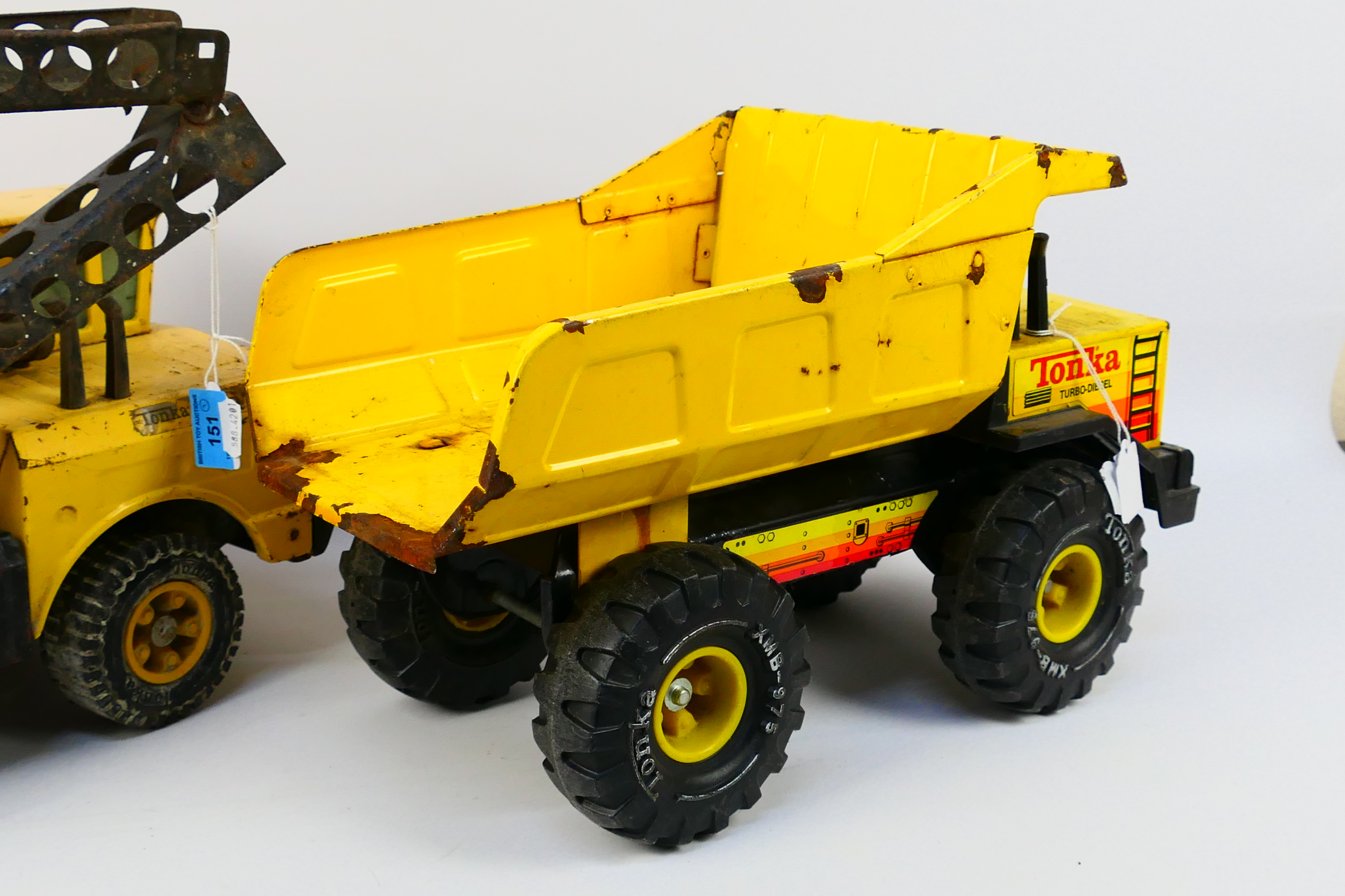 Tonka - 2 x large Tonka construction vehicles - Lot includes a Turbo Diesel dump truck and a crane. - Image 5 of 5