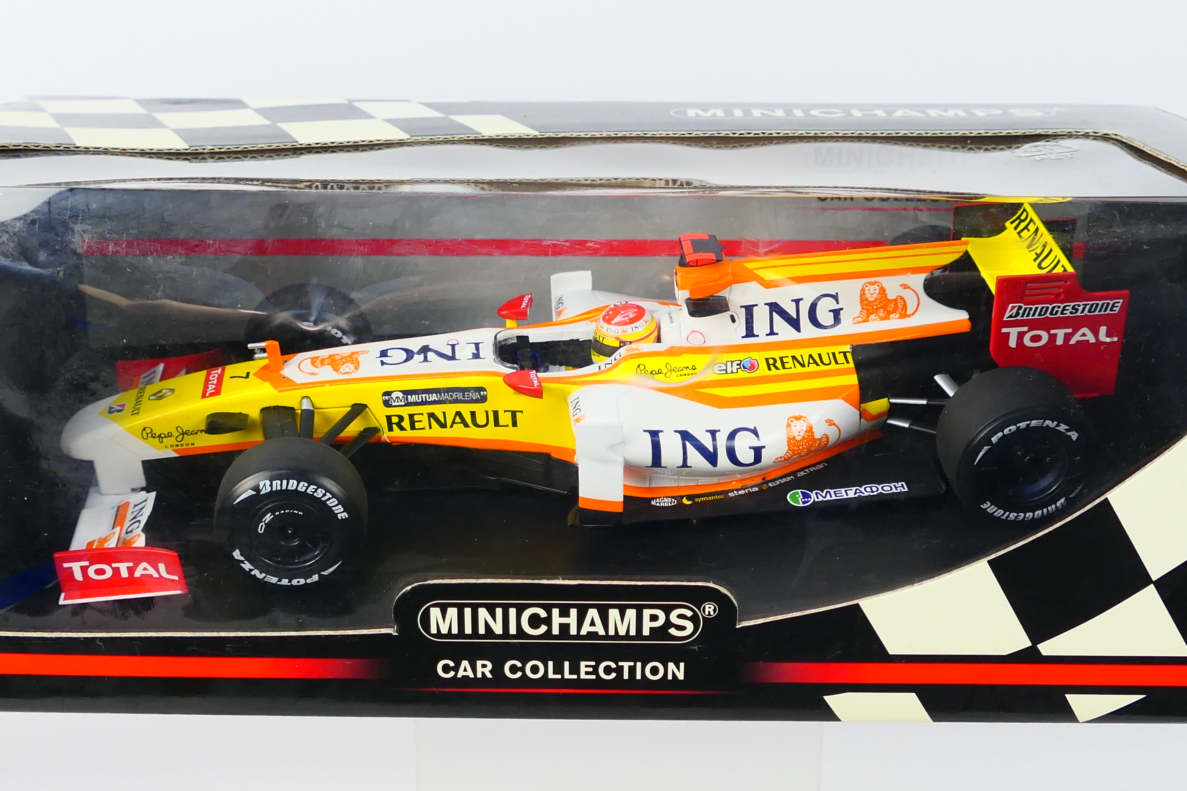 Minichamps- A boxed 1:18 scale Renault F1 Team R29 2009 car which appears Mint in a Good box with - Bild 2 aus 3