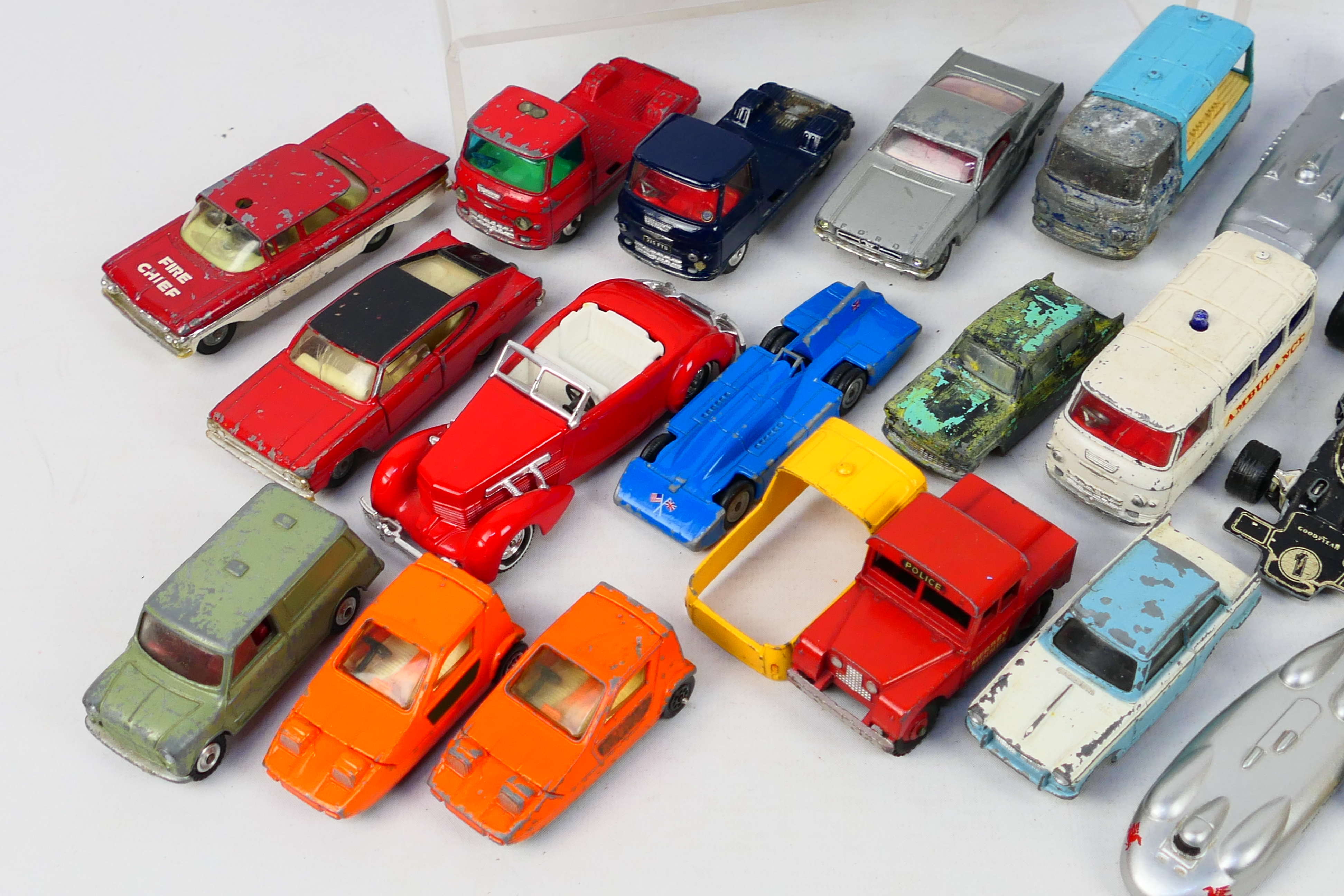 Dinky Toys - Corgi Toys - Matchbox - Other - Over 40 unboxed playworn diecast model vehicles. - Image 3 of 7