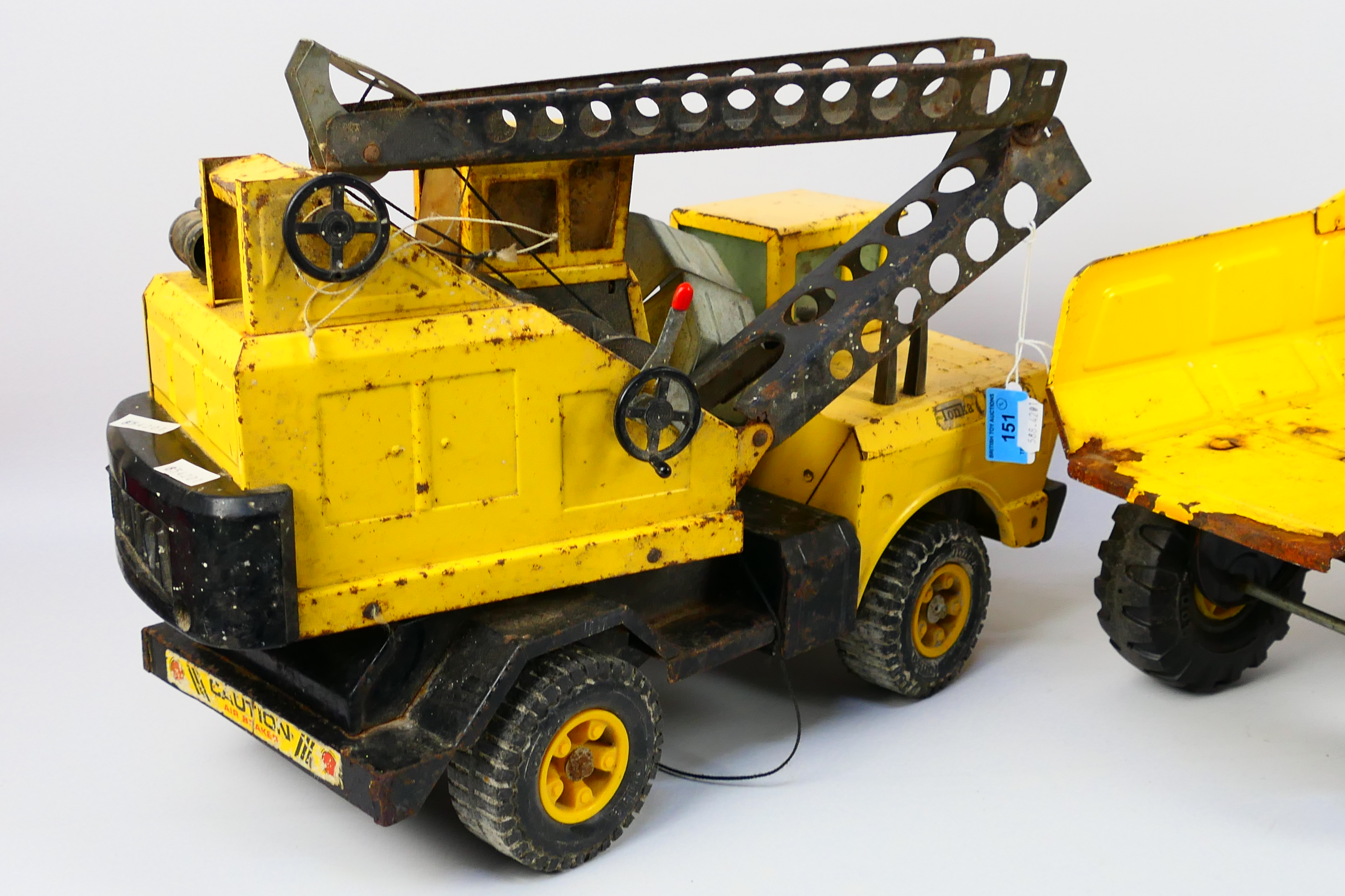 Tonka - 2 x large Tonka construction vehicles - Lot includes a Turbo Diesel dump truck and a crane. - Image 4 of 5