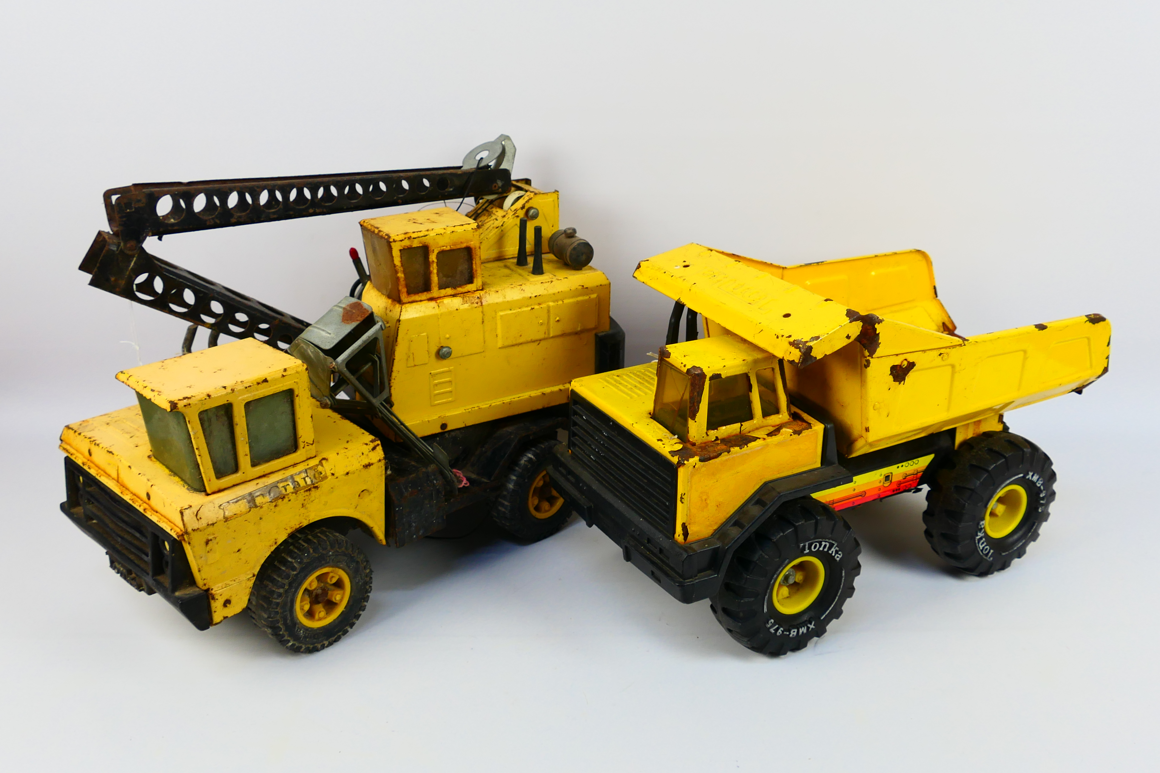 Tonka - 2 x large Tonka construction vehicles - Lot includes a Turbo Diesel dump truck and a crane.