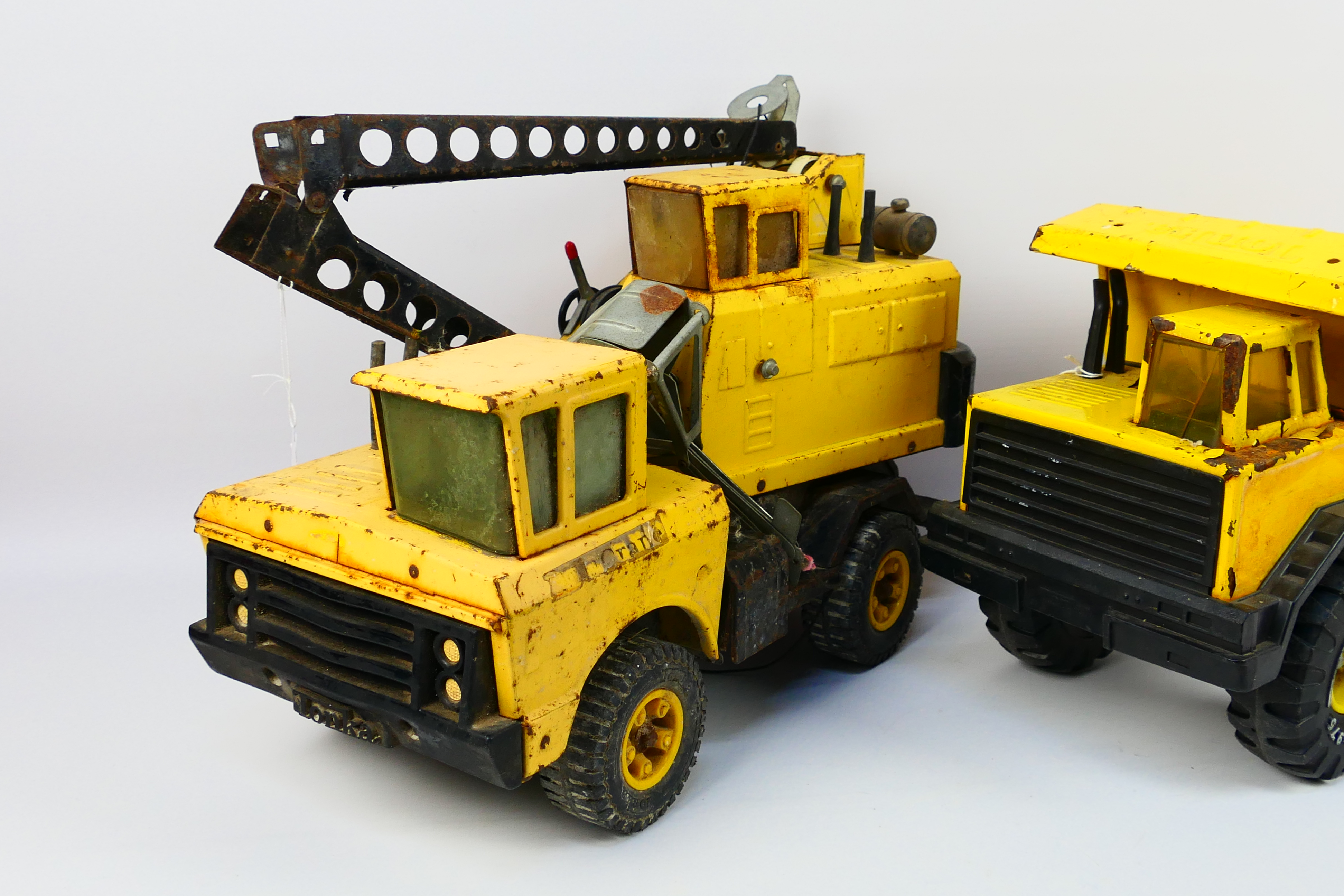 Tonka - 2 x large Tonka construction vehicles - Lot includes a Turbo Diesel dump truck and a crane. - Image 3 of 5